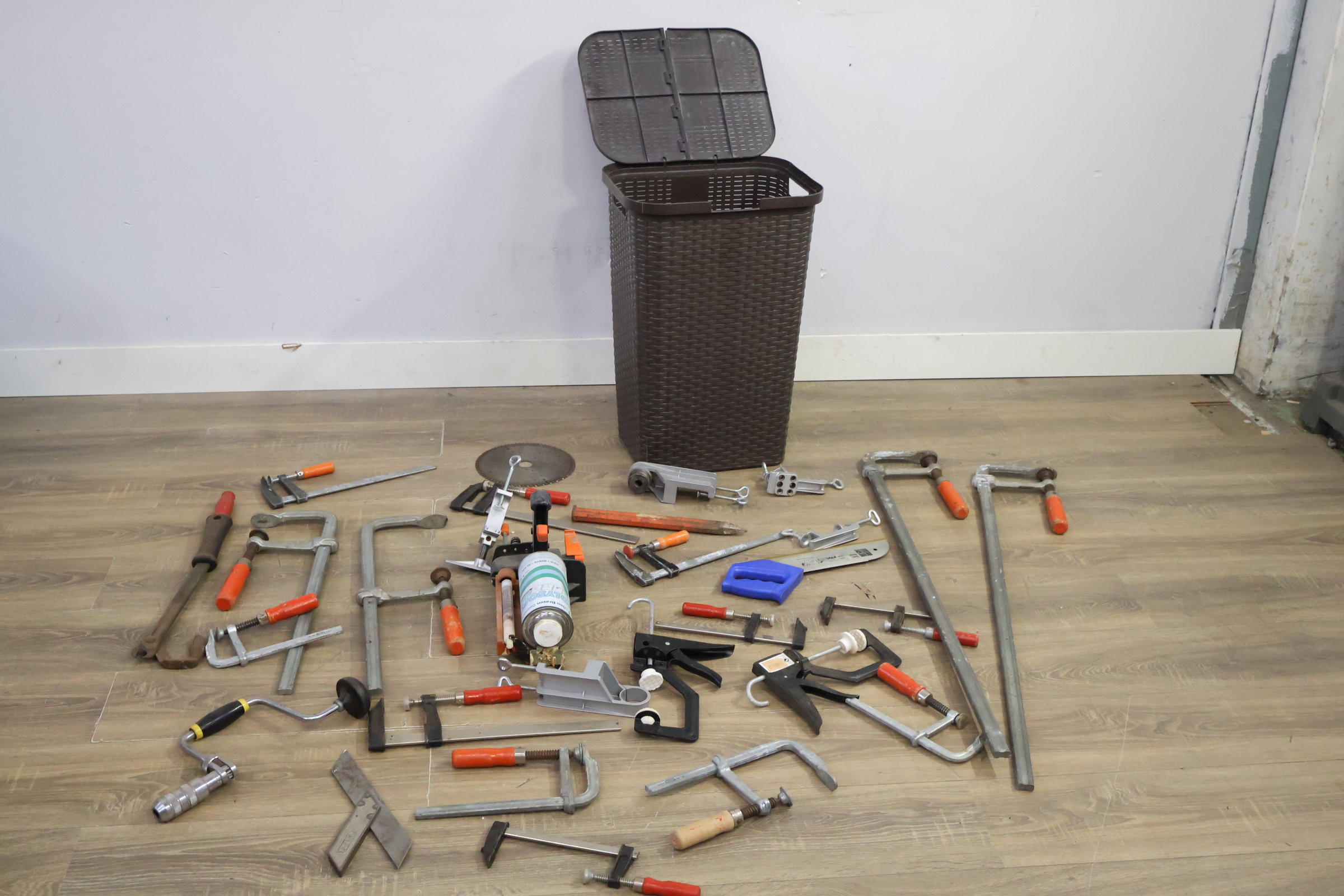 Diverse klemmen en gereedschap in wasmand – foto 4 – kavel bij GSD Auctions, Zoeterwoude