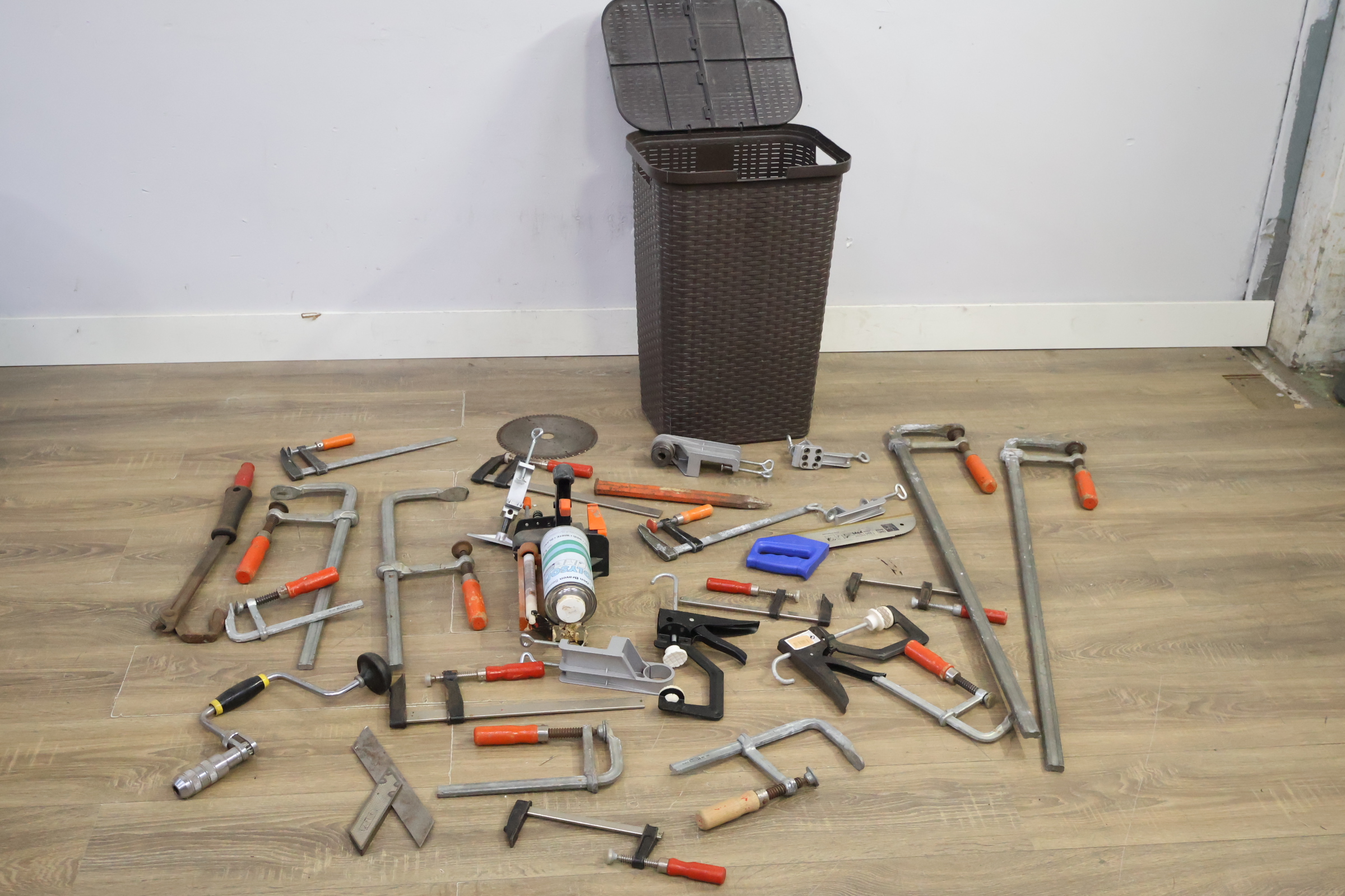 Diverse klemmen en gereedschap in wasmand – foto 5 – kavel bij GSD Auctions, Zoeterwoude