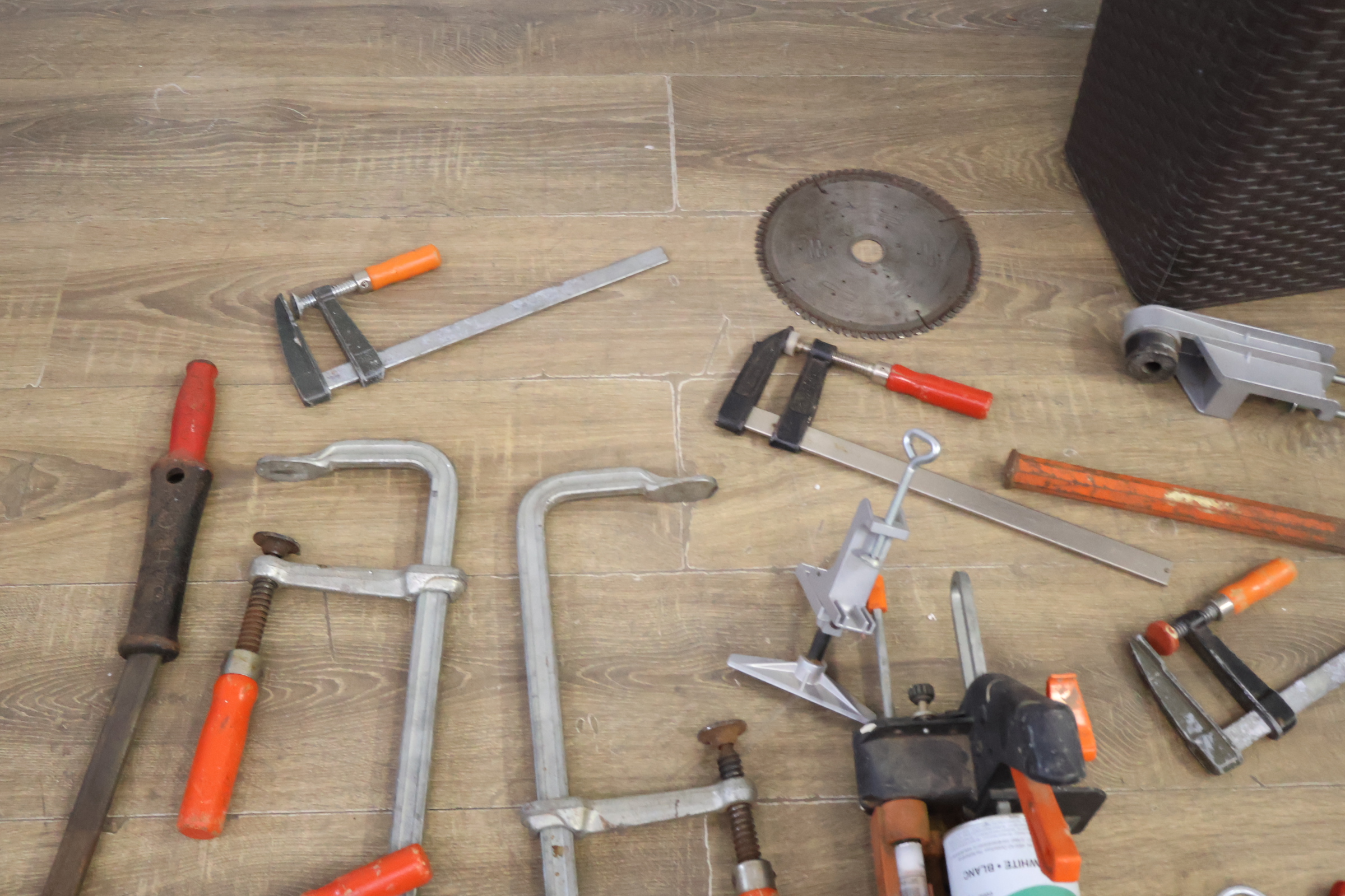 Diverse klemmen en gereedschap in wasmand – foto 6 – kavel bij GSD Auctions, Zoeterwoude