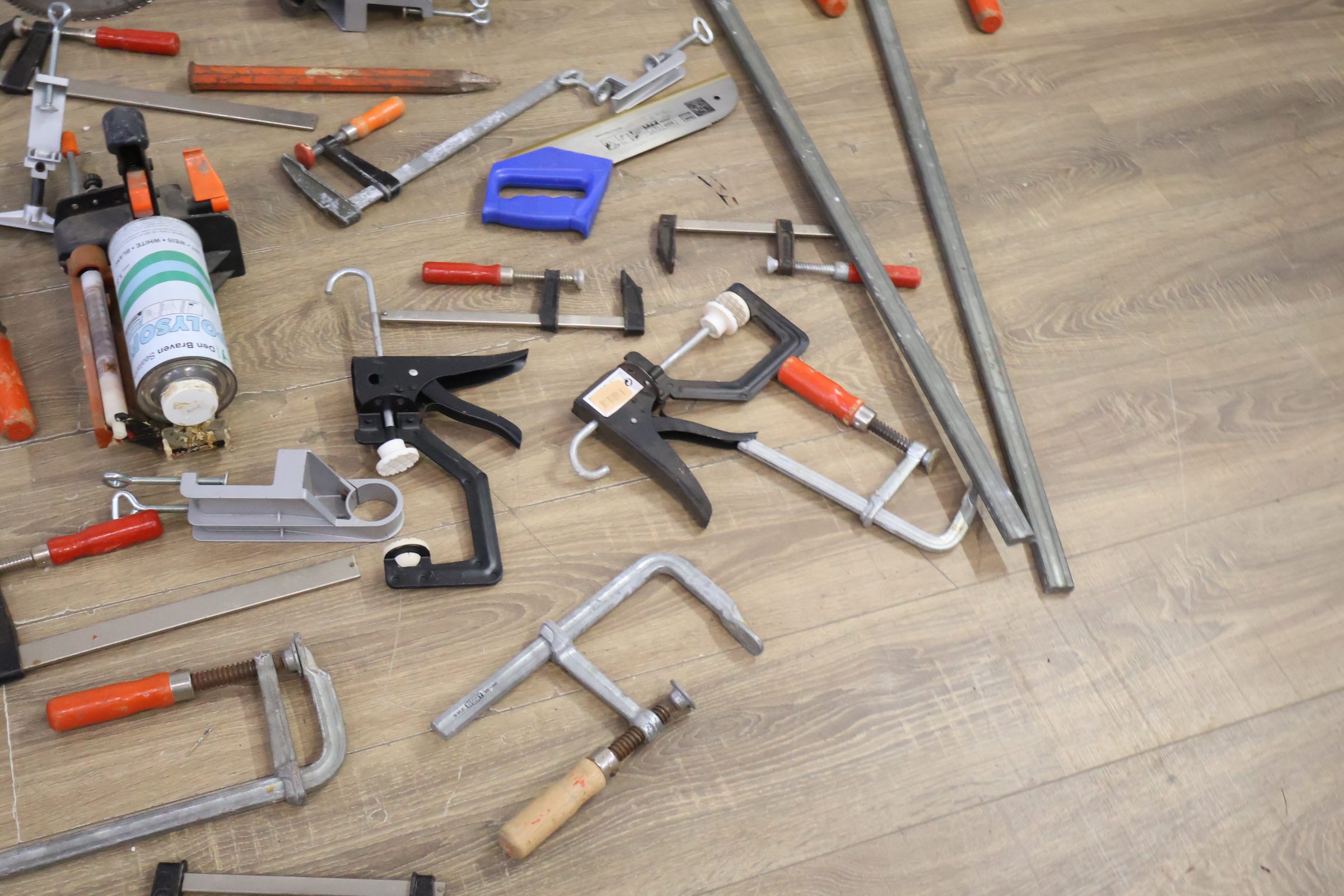 Diverse klemmen en gereedschap in wasmand – foto 8 – kavel bij GSD Auctions, Zoeterwoude