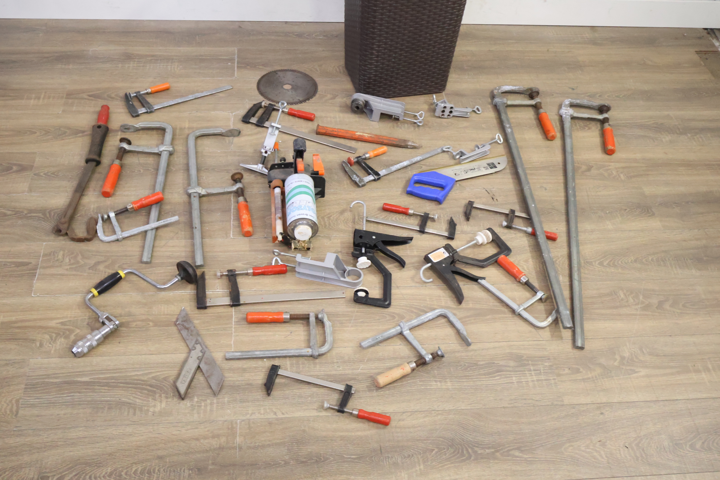 Diverse klemmen en gereedschap in wasmand – foto 11 – kavel bij GSD Auctions, Zoeterwoude
