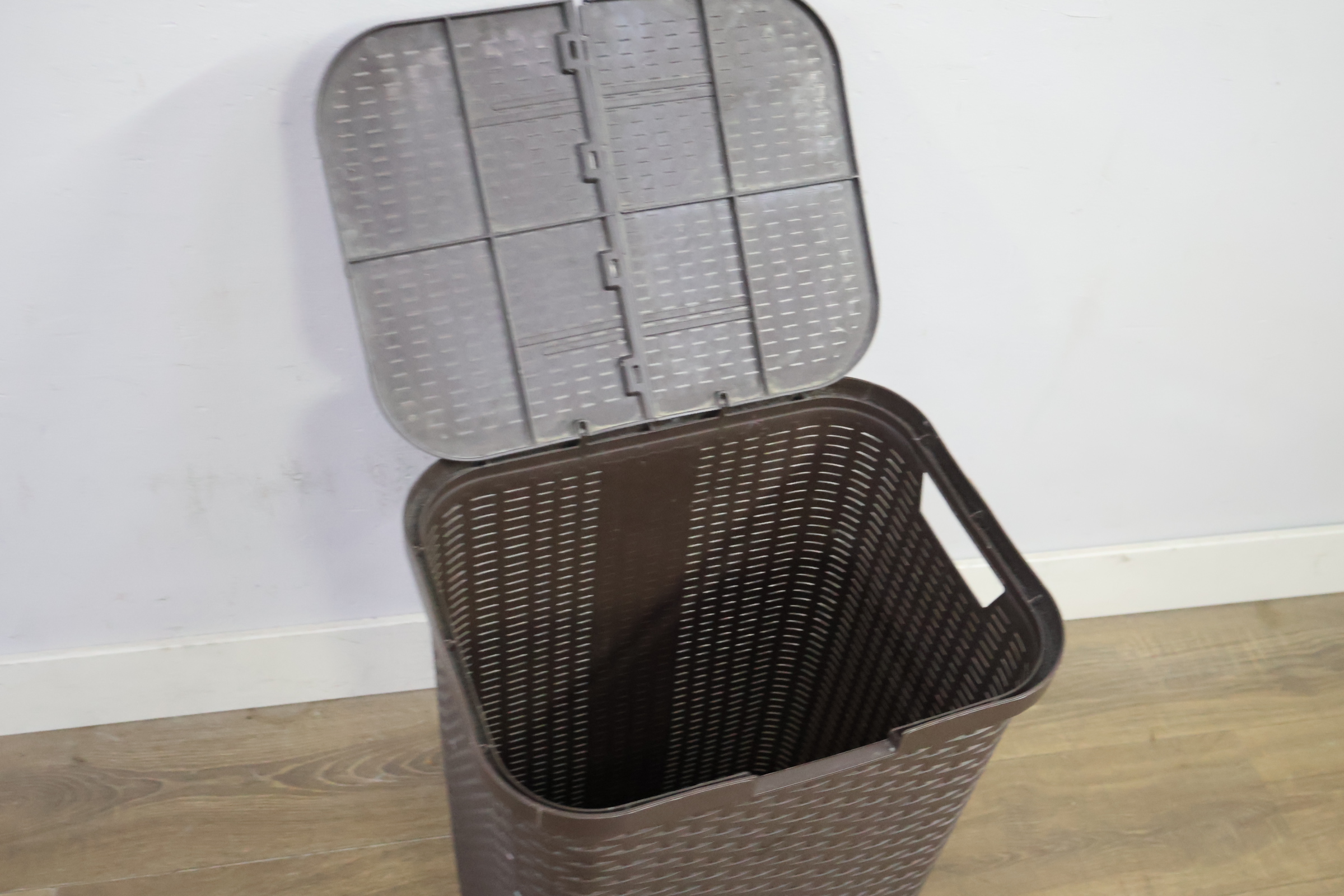 Diverse klemmen en gereedschap in wasmand – foto 12 – kavel bij GSD Auctions, Zoeterwoude