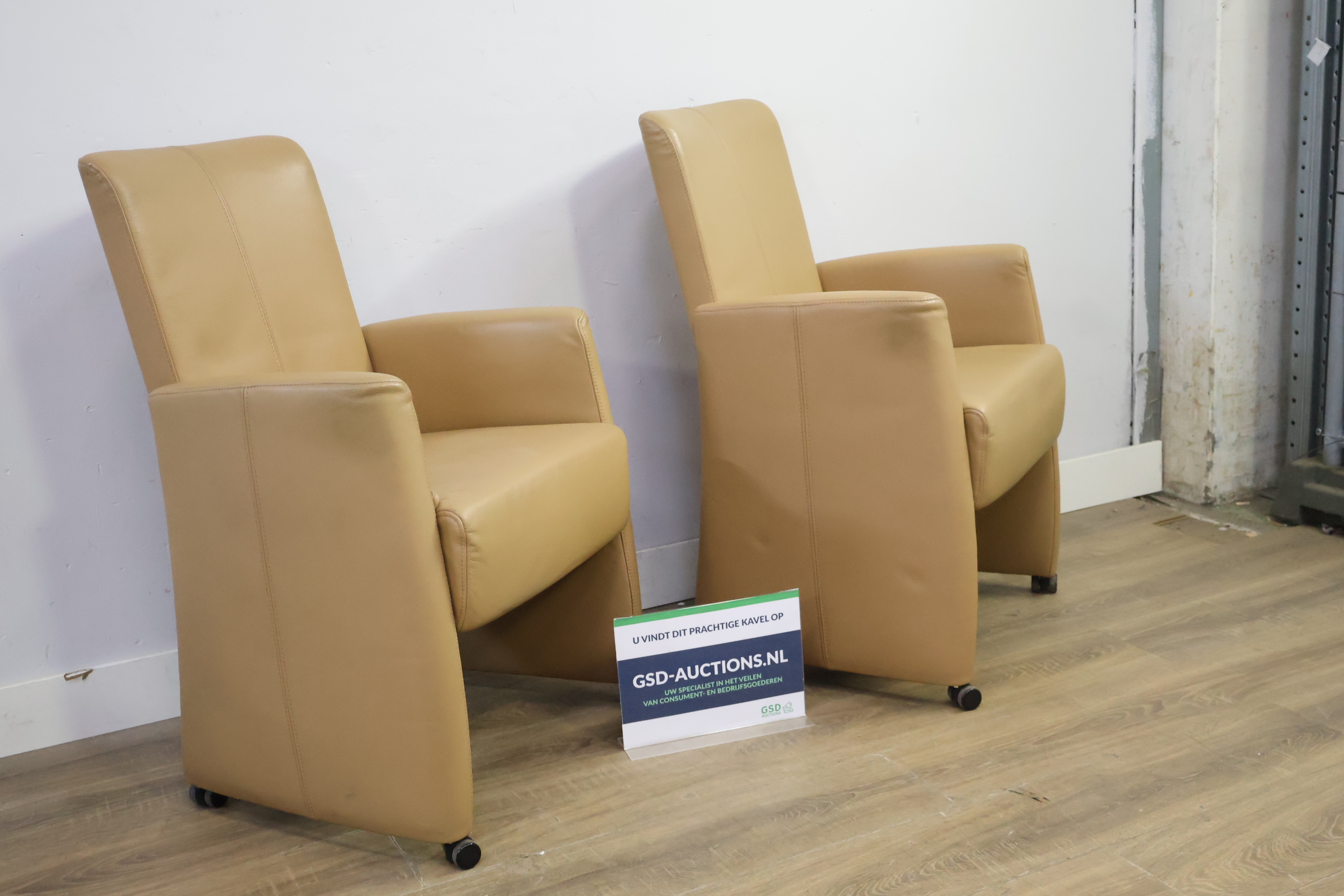 Set van 2 beige leren armstoelen op wielen – foto 2 – kavel bij GSD Auctions, Zoeterwoude