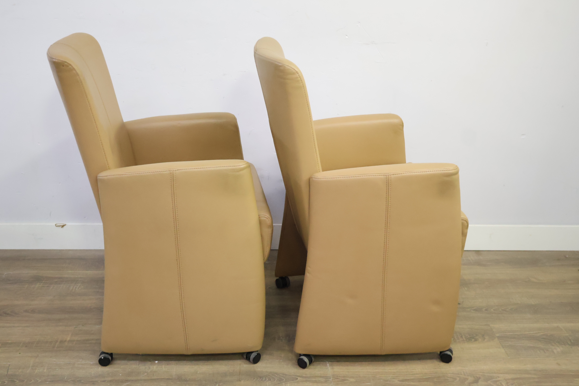 Set van 2 beige leren armstoelen op wielen – foto 3 – kavel bij GSD Auctions, Zoeterwoude