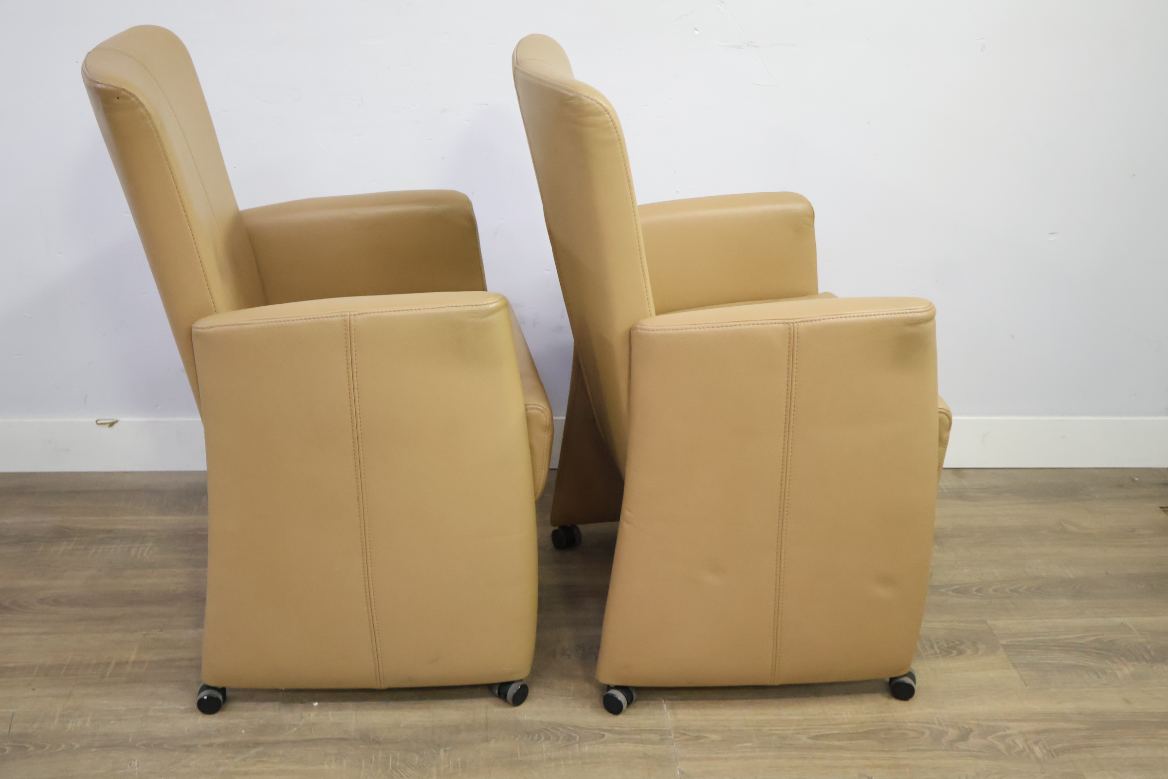 Set van 2 beige leren armstoelen op wielen – foto 4 – kavel bij GSD Auctions, Zoeterwoude