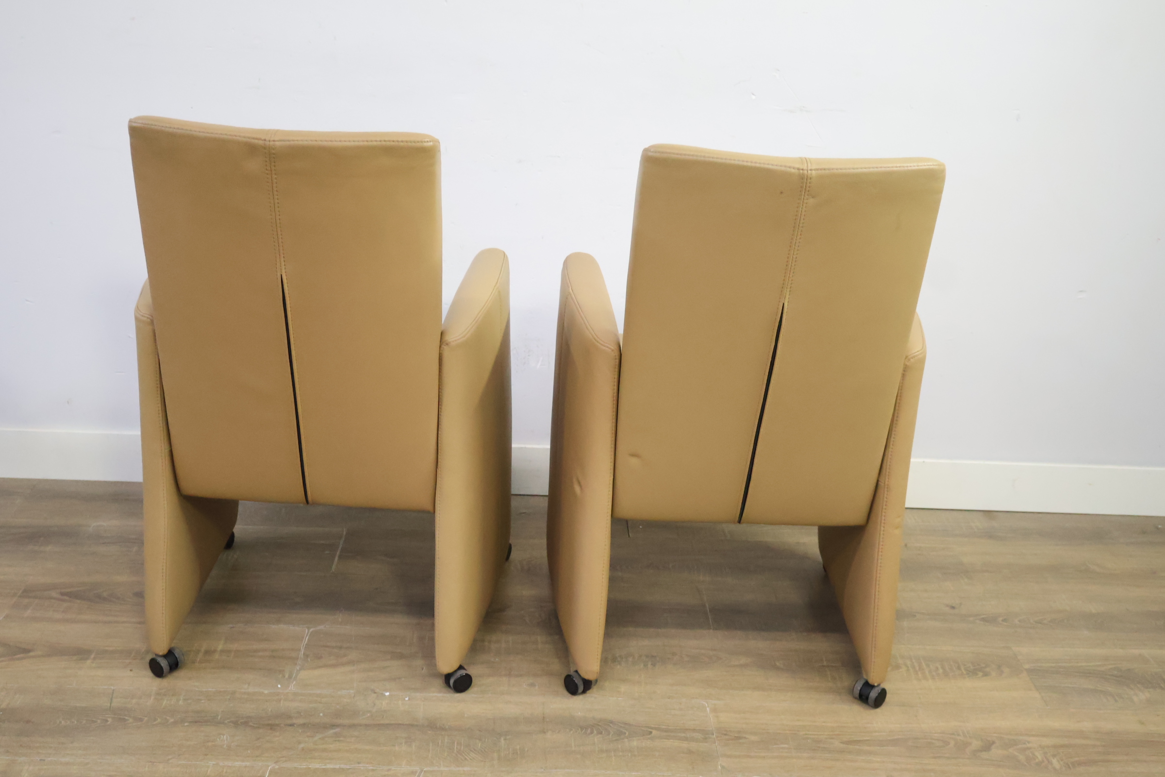 Set van 2 beige leren armstoelen op wielen – foto 5 – kavel bij GSD Auctions, Zoeterwoude