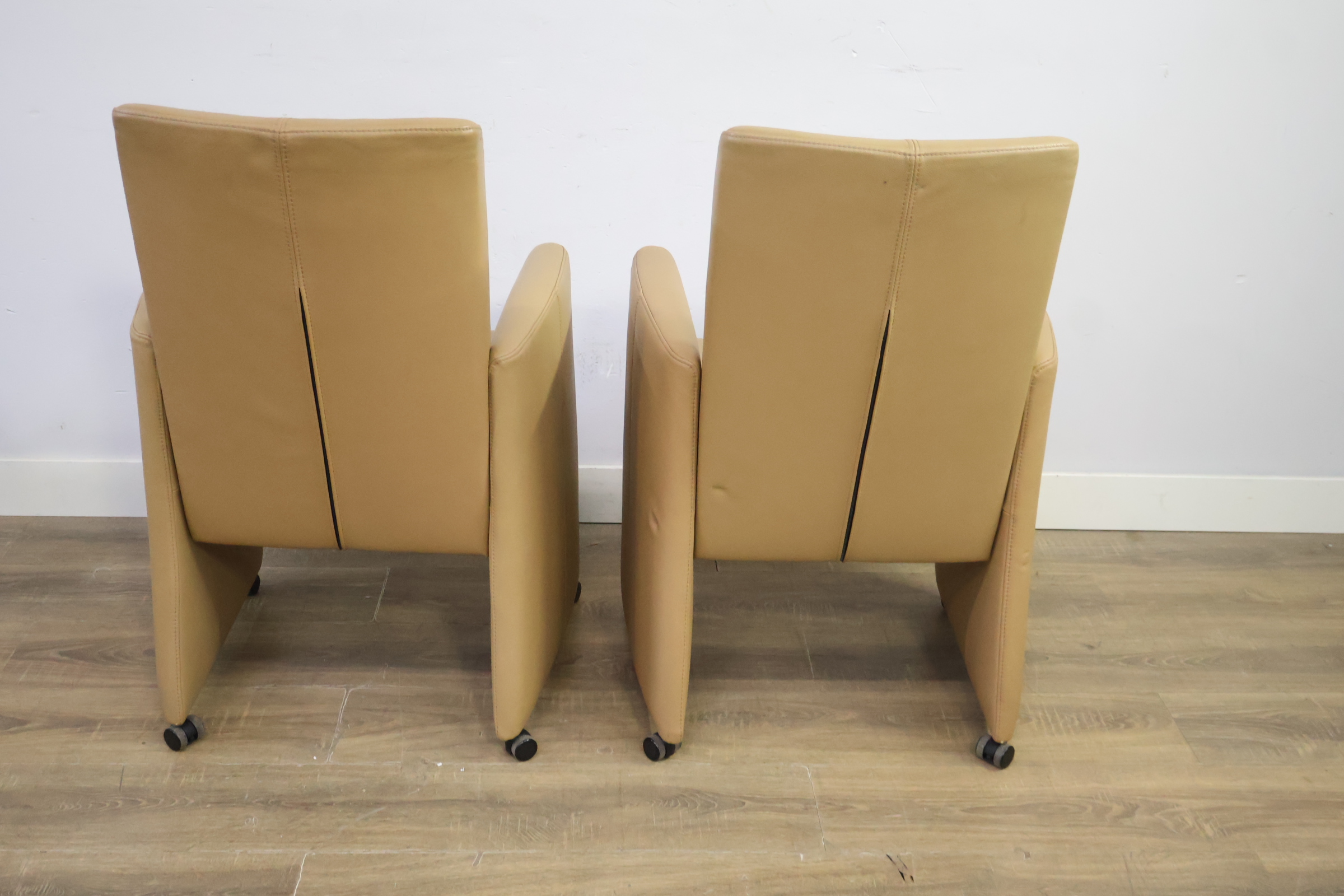 Set van 2 beige leren armstoelen op wielen – foto 6 – kavel bij GSD Auctions, Zoeterwoude
