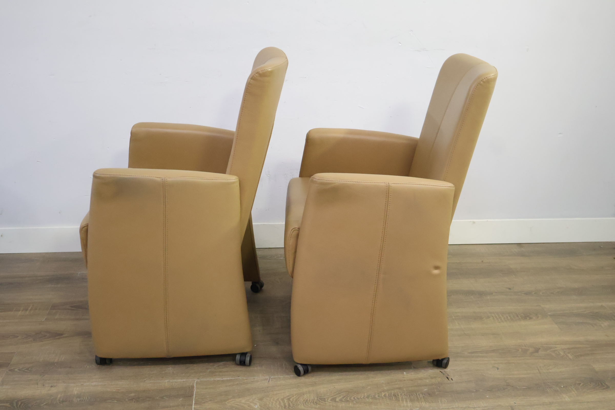 Set van 2 beige leren armstoelen op wielen – foto 7 – kavel bij GSD Auctions, Zoeterwoude