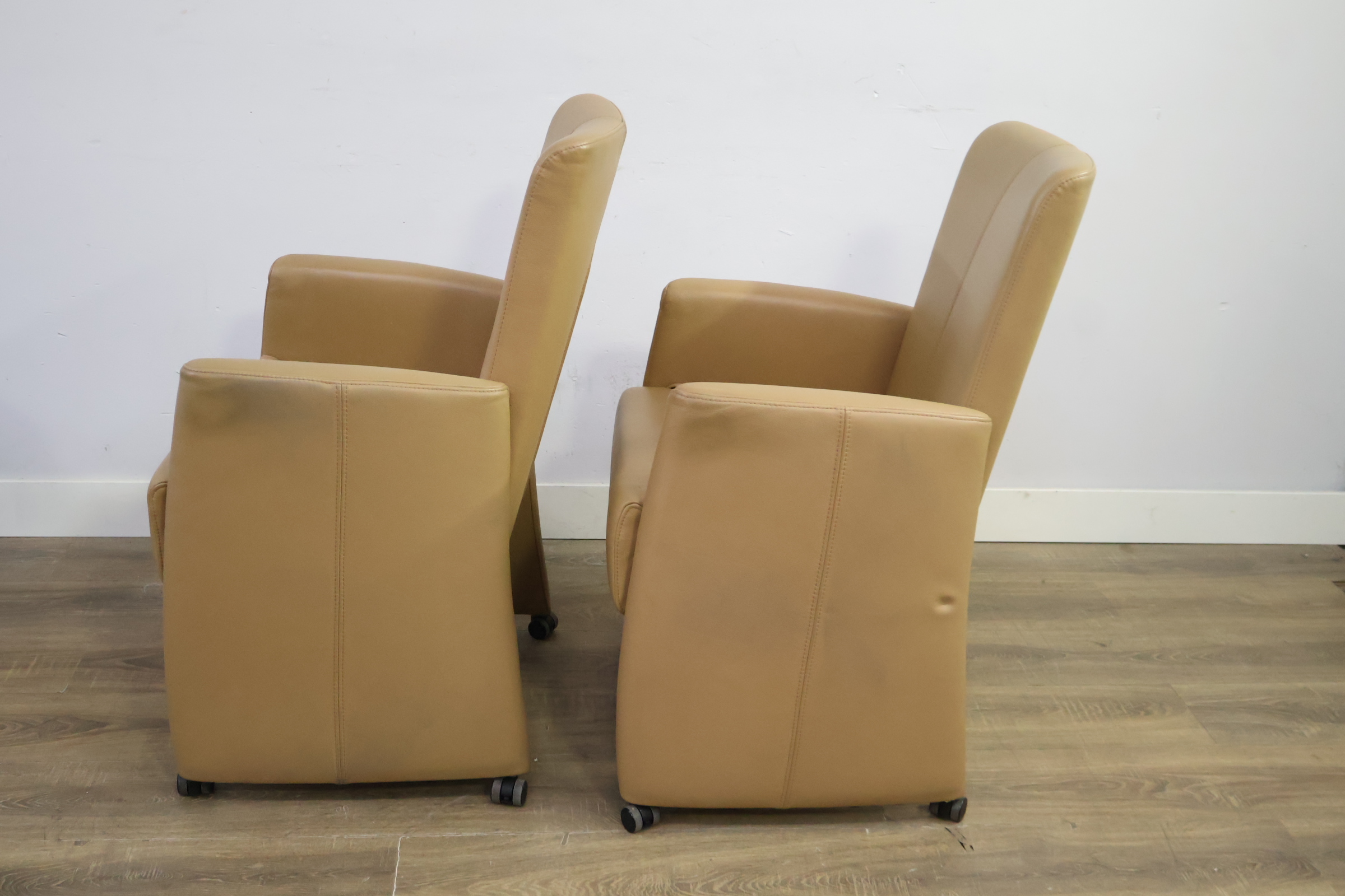 Set van 2 beige leren armstoelen op wielen – foto 8 – kavel bij GSD Auctions, Zoeterwoude