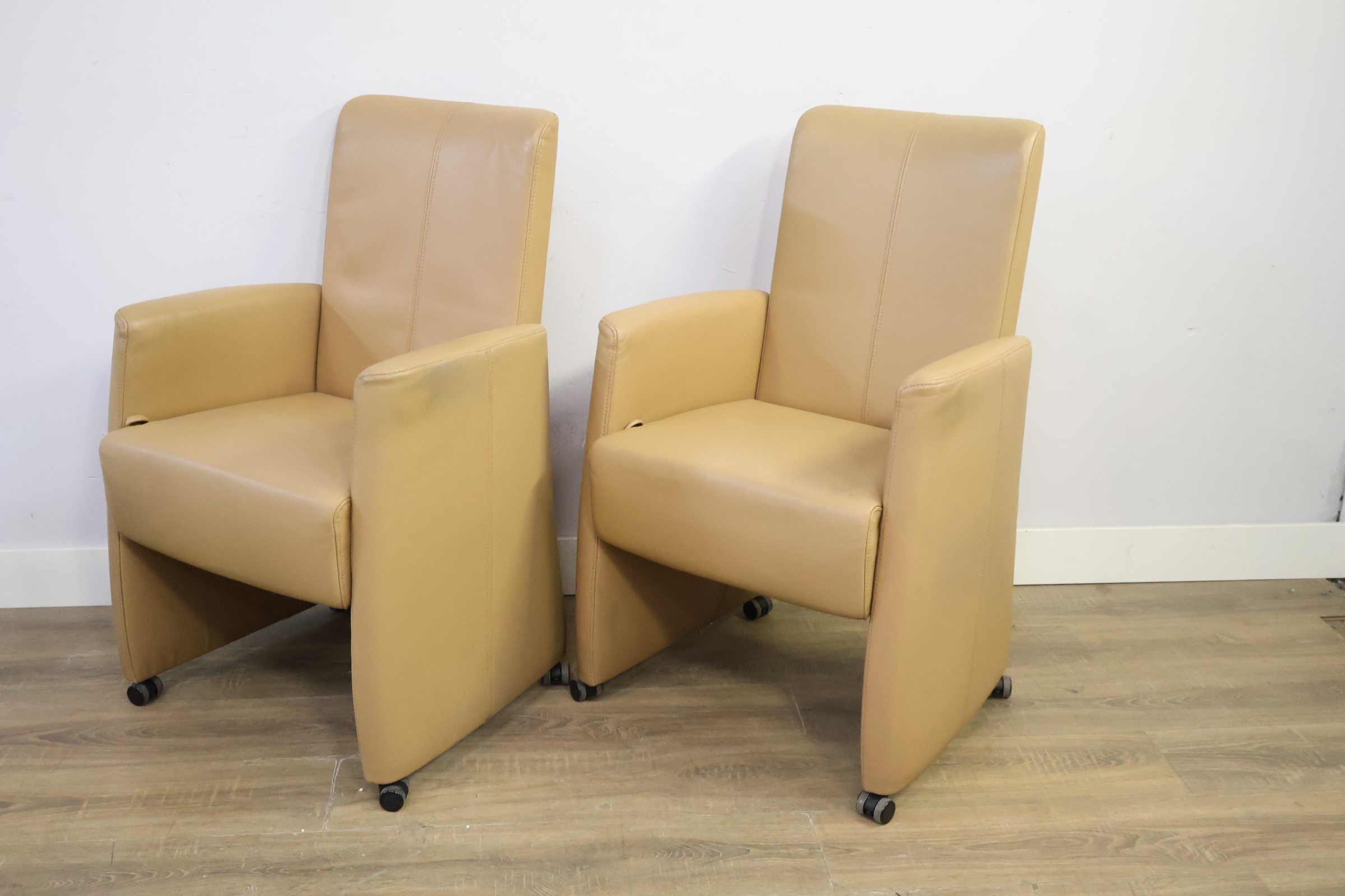 Set van 2 beige leren armstoelen op wielen – foto 9 – kavel bij GSD Auctions, Zoeterwoude