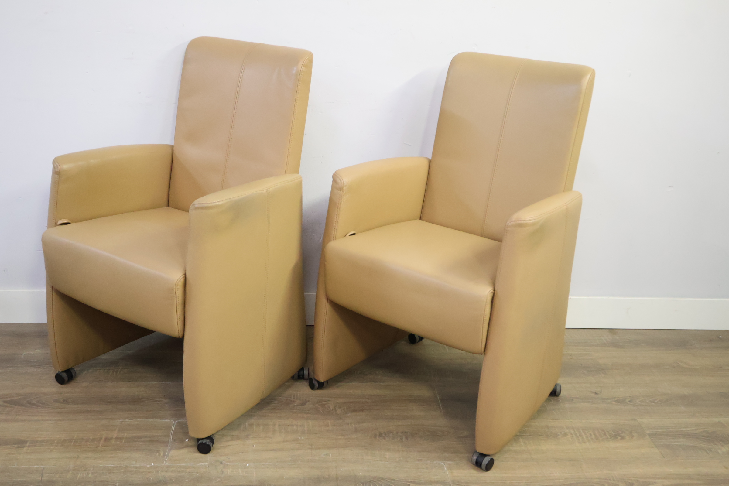 Set van 2 beige leren armstoelen op wielen – foto 10 – kavel bij GSD Auctions, Zoeterwoude