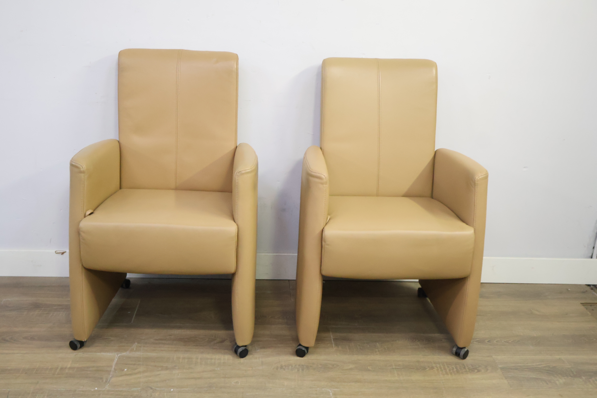Set van 2 beige leren armstoelen op wielen – foto 11 – kavel bij GSD Auctions, Zoeterwoude