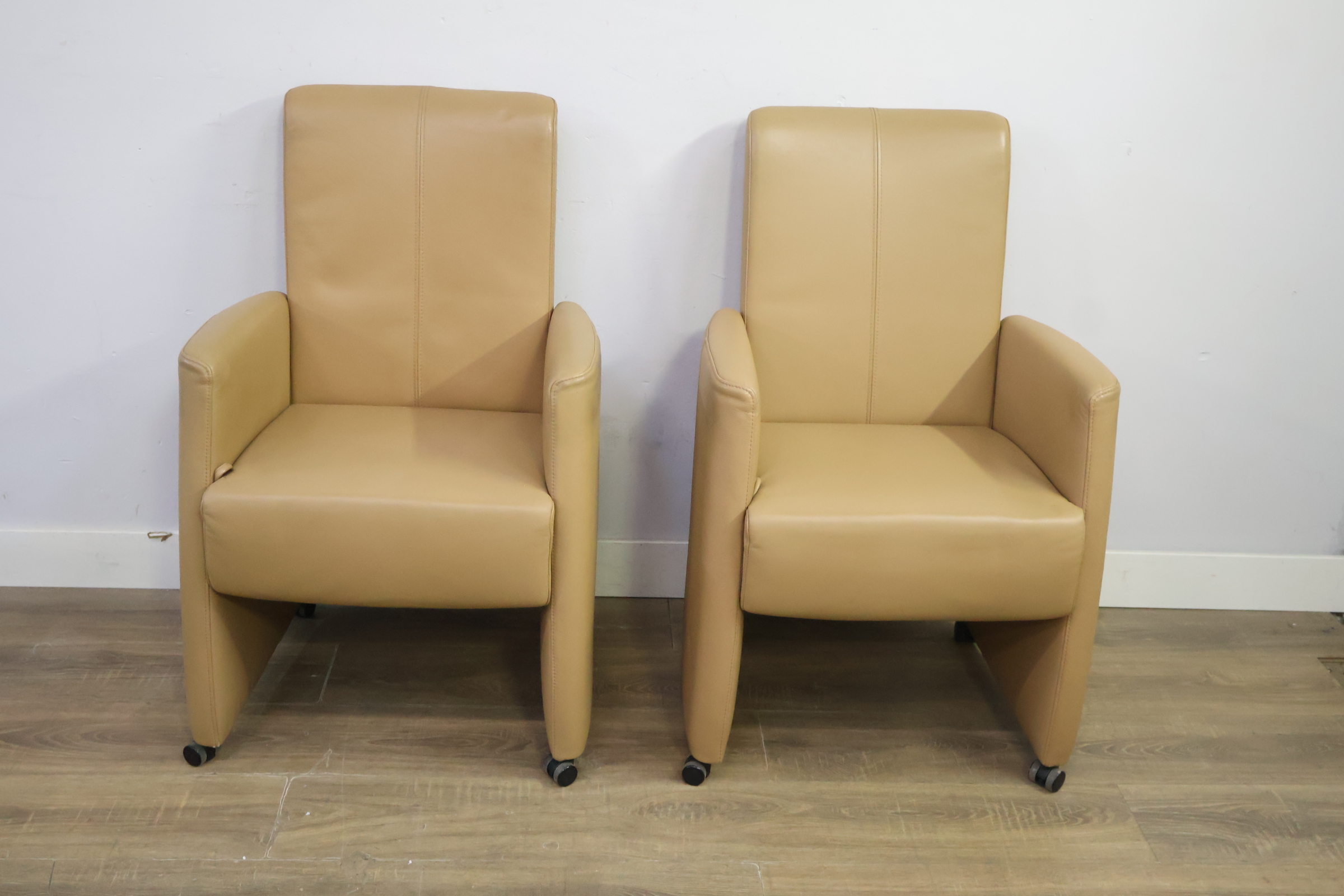 Set van 2 beige leren armstoelen op wielen – foto 12 – kavel bij GSD Auctions, Zoeterwoude