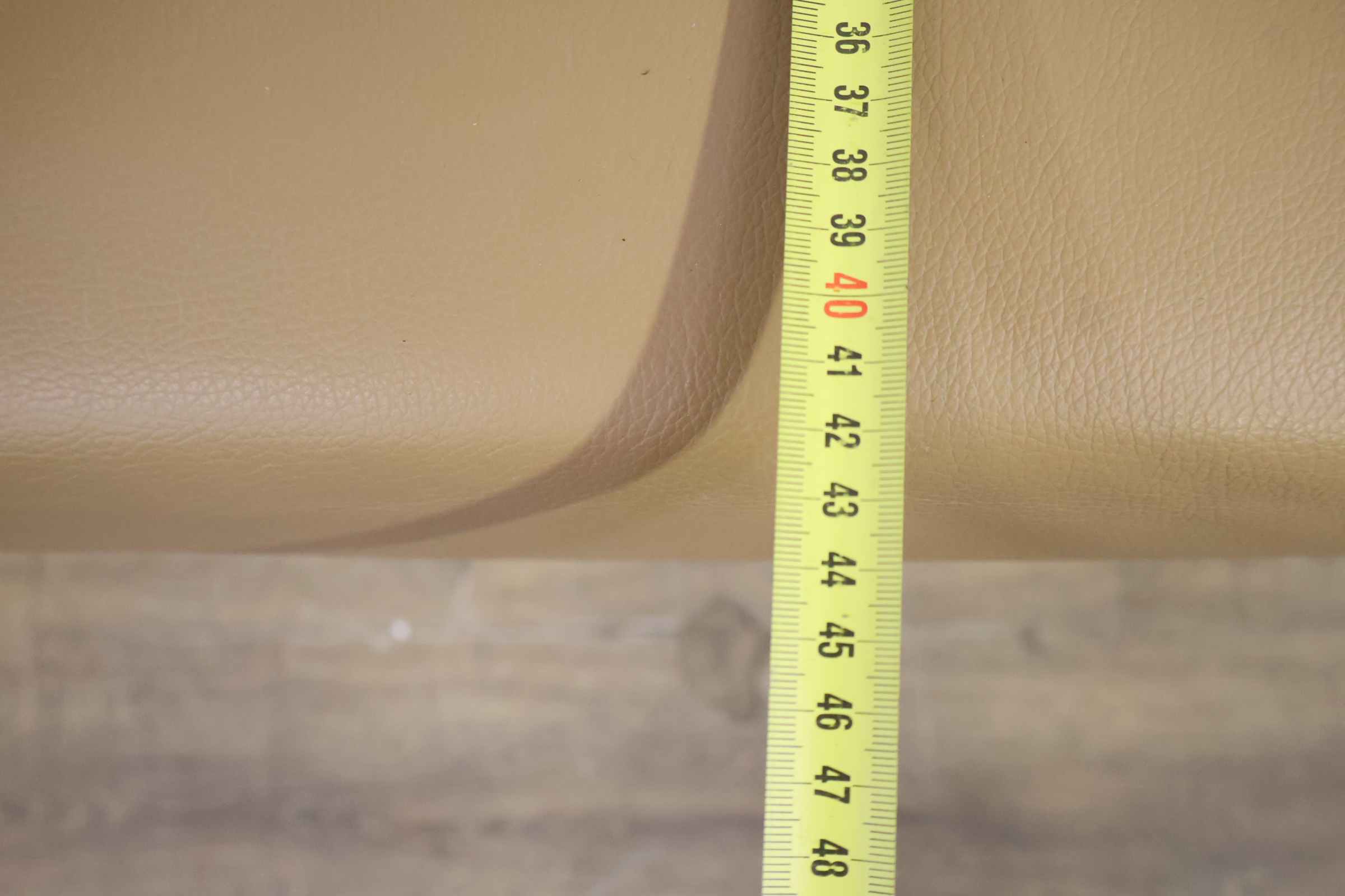 Set van 2 beige leren armstoelen op wielen – foto 13 – kavel bij GSD Auctions, Zoeterwoude