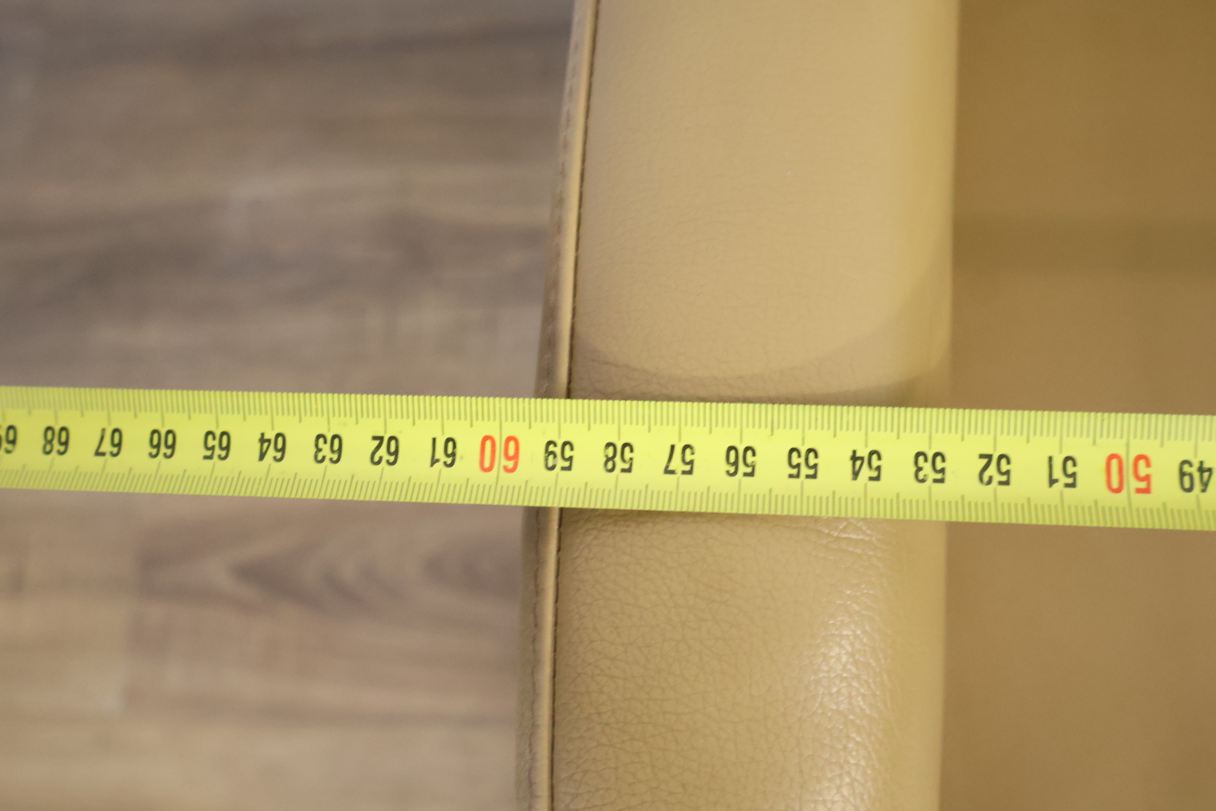 Set van 2 beige leren armstoelen op wielen – foto 14 – kavel bij GSD Auctions, Zoeterwoude