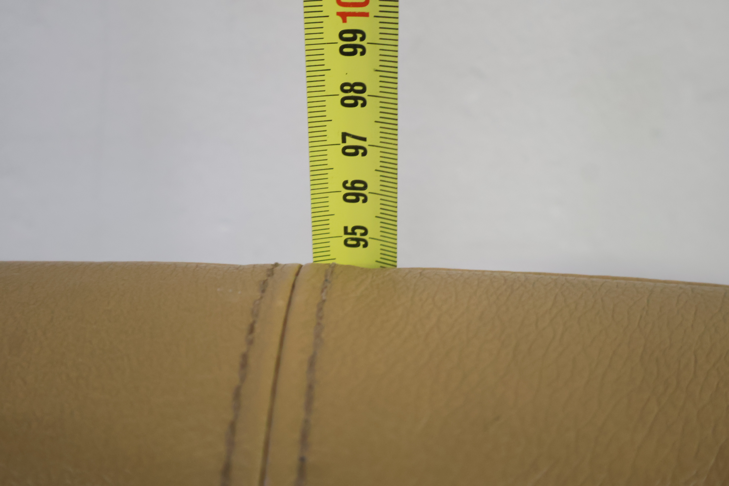 Set van 2 beige leren armstoelen op wielen – foto 17 – kavel bij GSD Auctions, Zoeterwoude