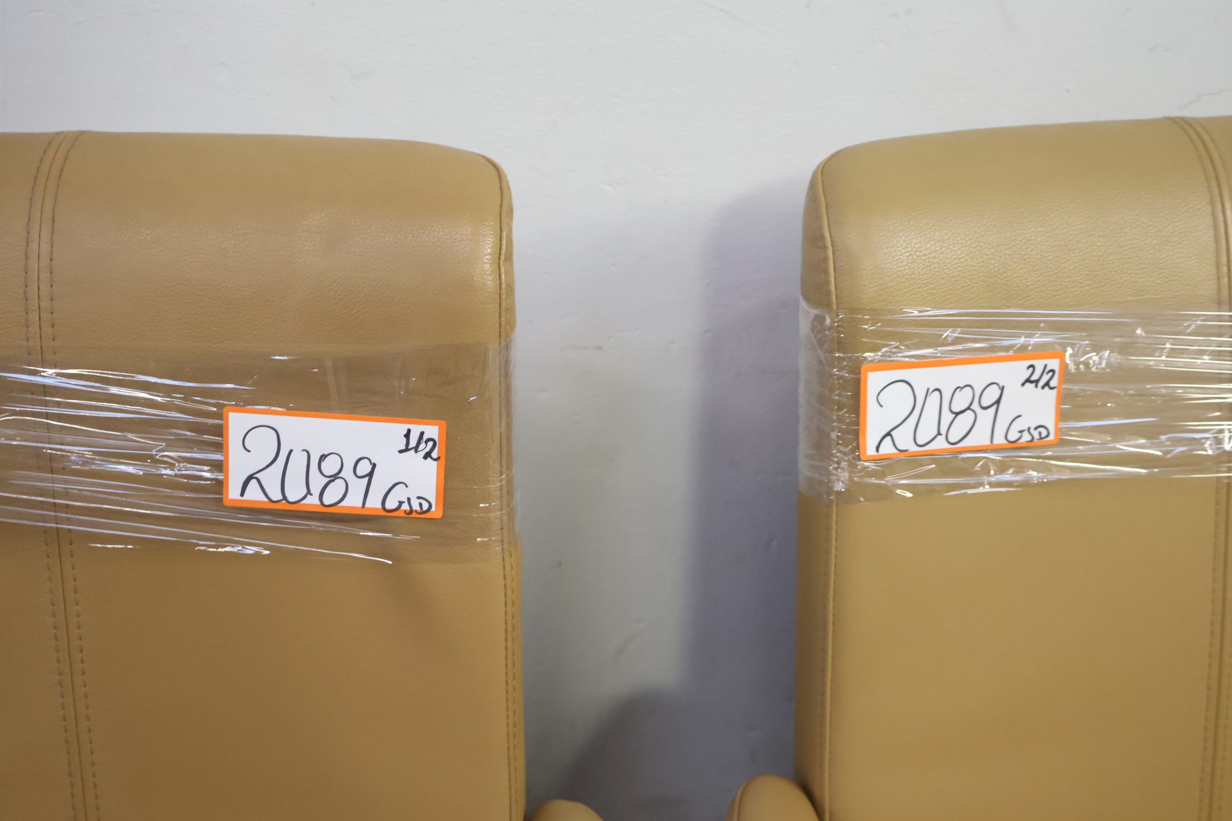 Set van 2 beige leren armstoelen op wielen – foto 18 – kavel bij GSD Auctions, Zoeterwoude