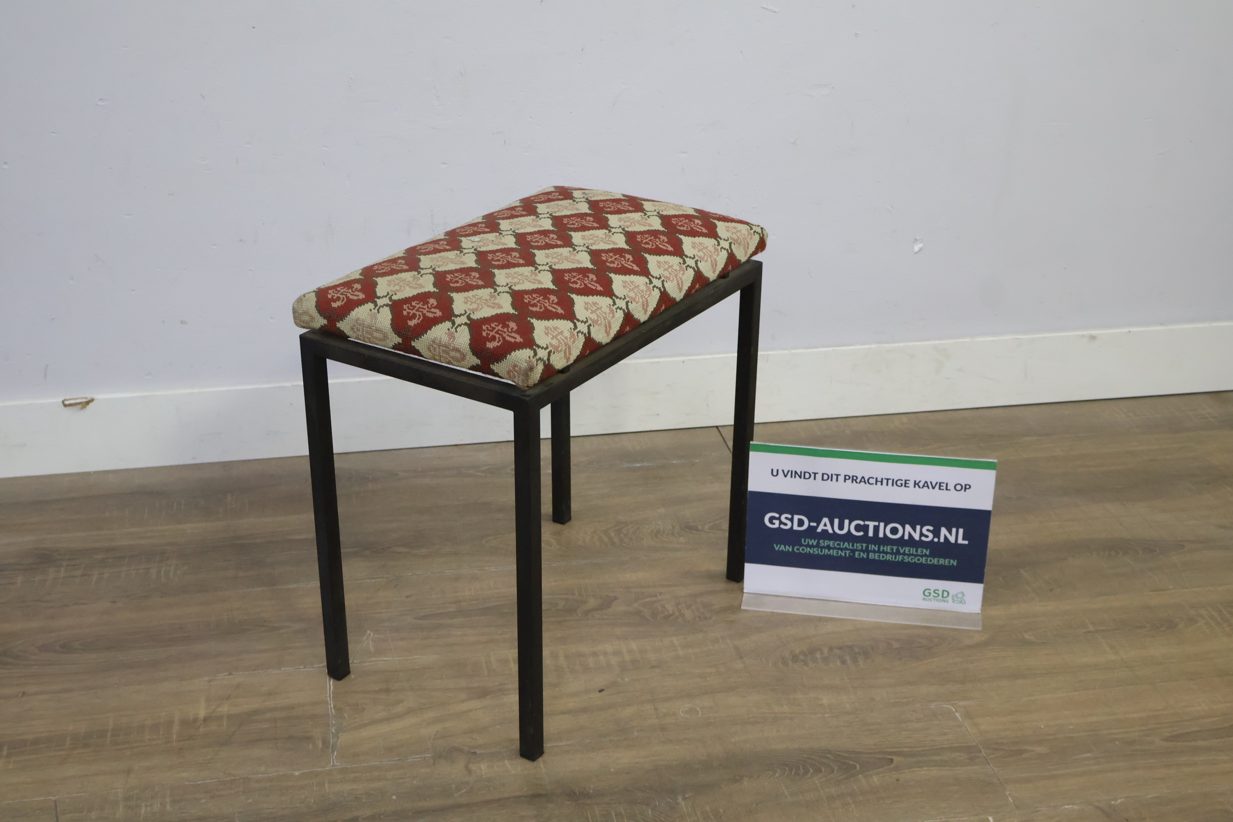 Hocker met patroon bekleed zitvlak – foto 2 – kavel bij GSD Auctions, Zoeterwoude