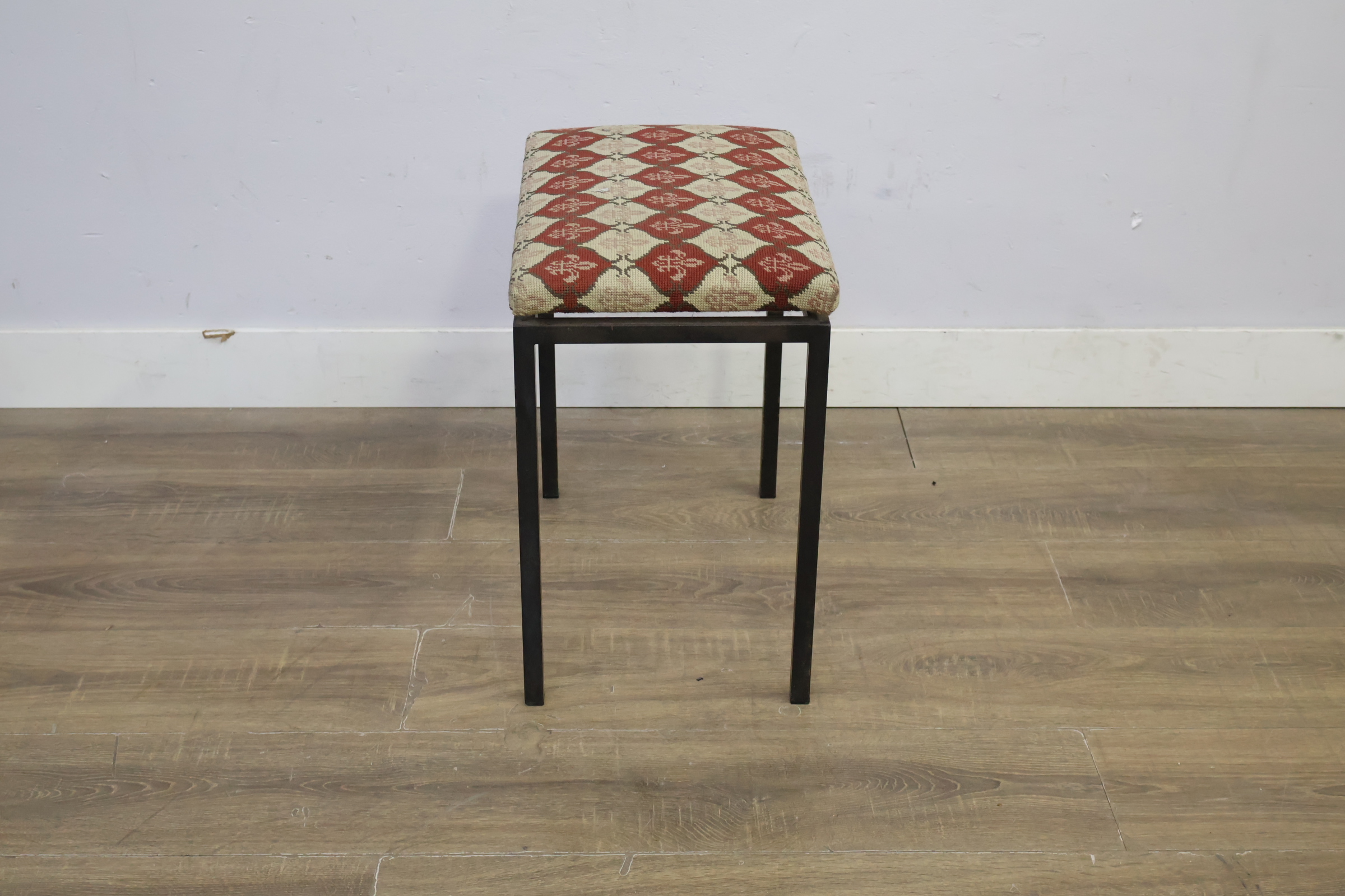 Hocker met patroon bekleed zitvlak – foto 3 – kavel bij GSD Auctions, Zoeterwoude