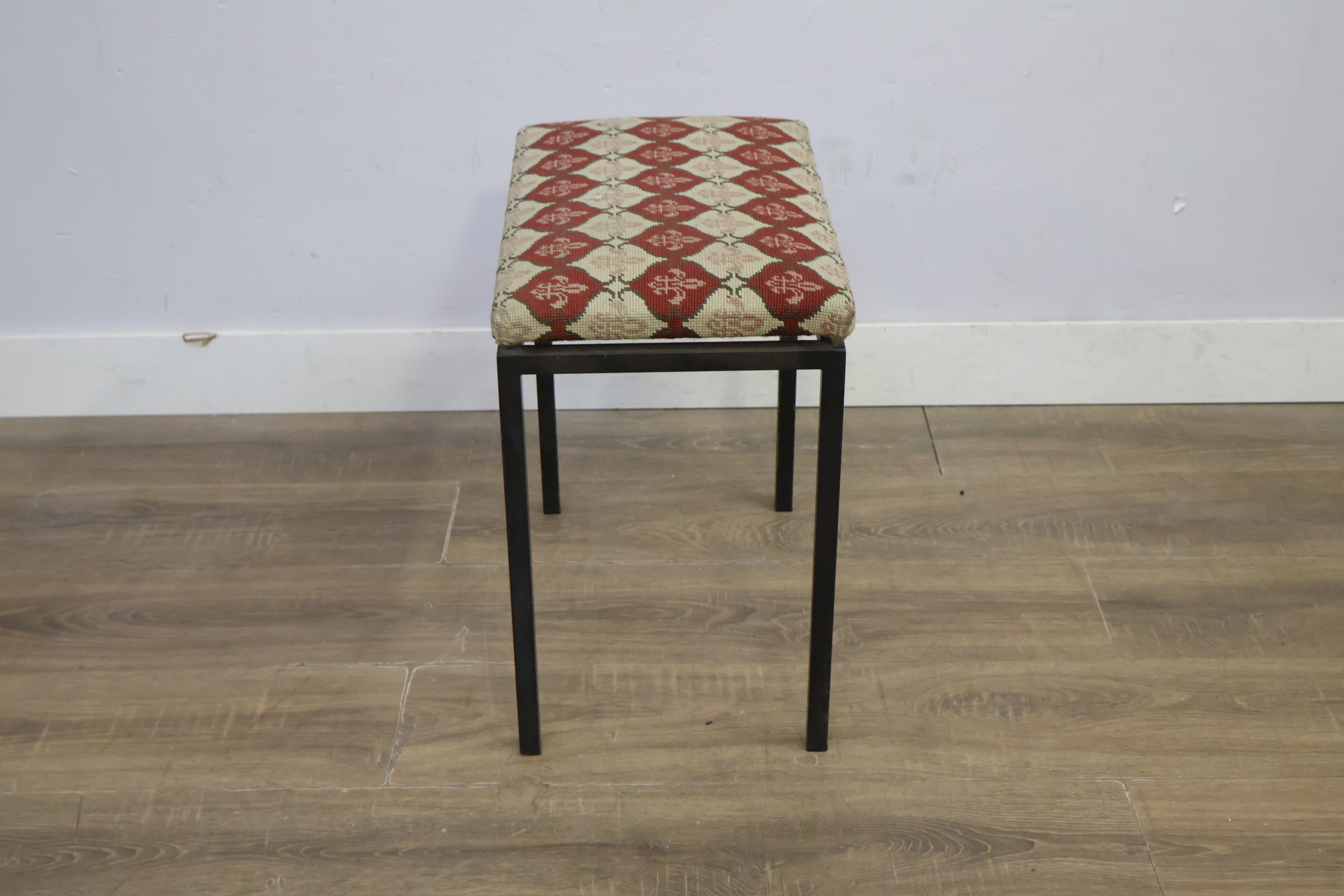Hocker met patroon bekleed zitvlak – foto 4 – kavel bij GSD Auctions, Zoeterwoude