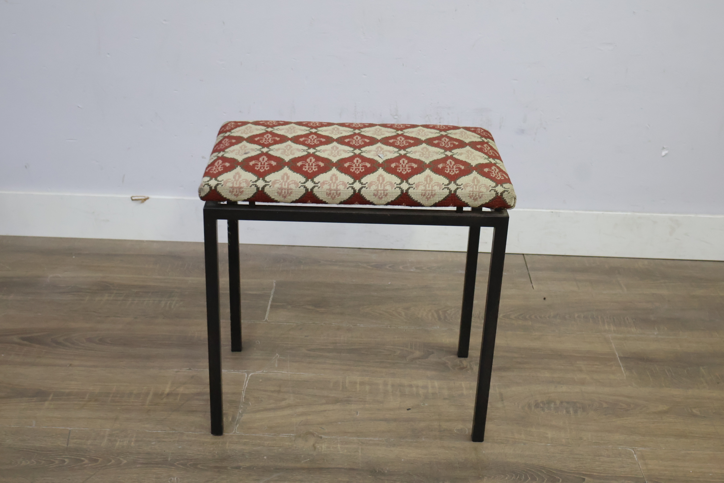 Hocker met patroon bekleed zitvlak – foto 5 – kavel bij GSD Auctions, Zoeterwoude