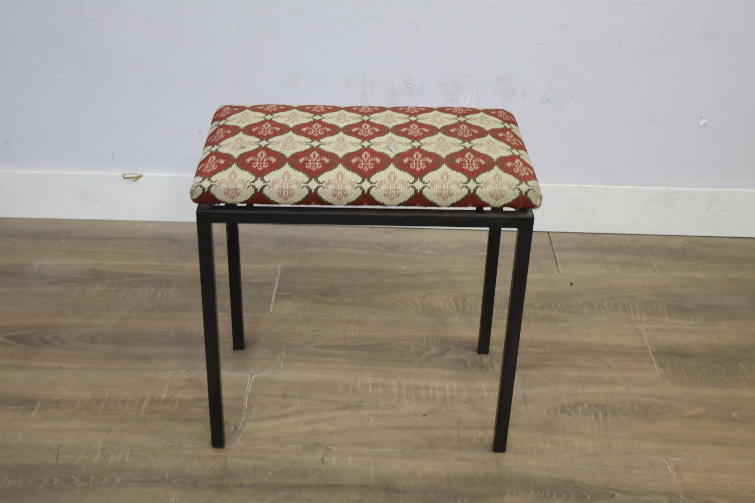 Hocker met patroon bekleed zitvlak – foto 6 – kavel bij GSD Auctions, Zoeterwoude