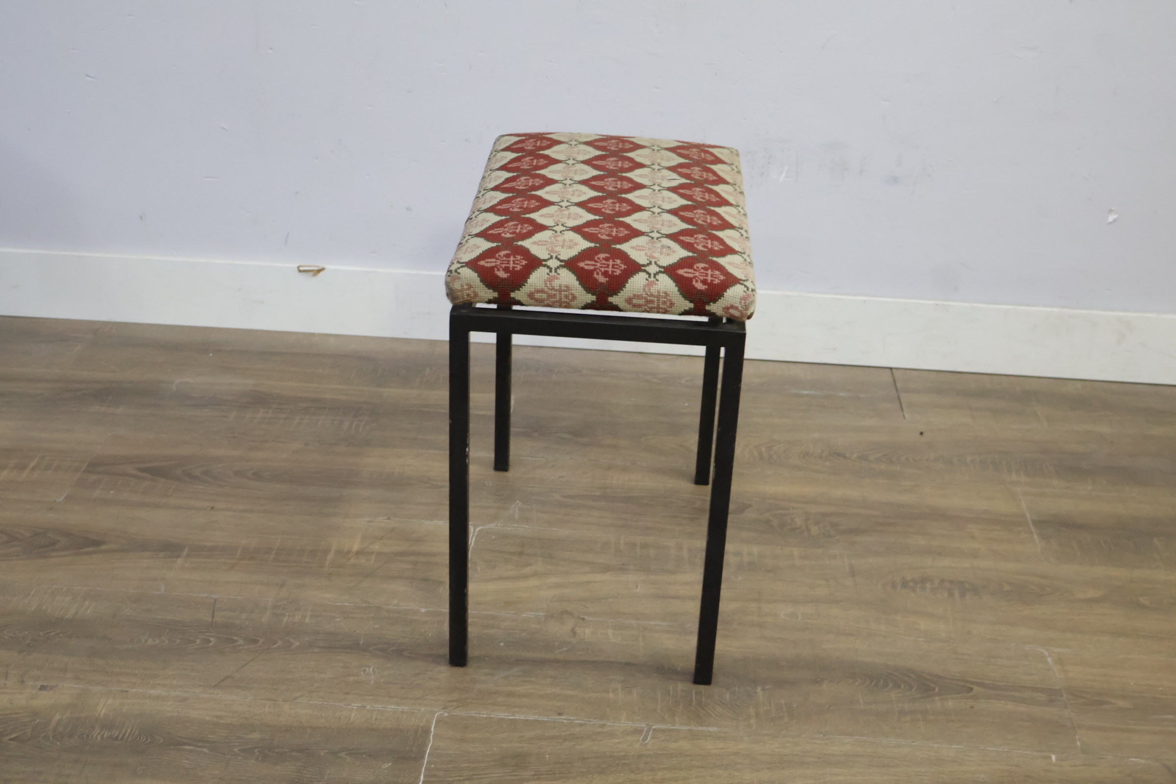 Hocker met patroon bekleed zitvlak – foto 7 – kavel bij GSD Auctions, Zoeterwoude