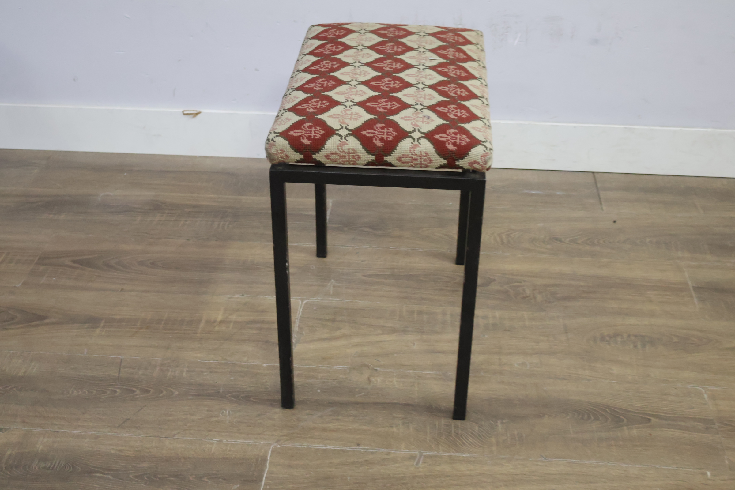 Hocker met patroon bekleed zitvlak – foto 8 – kavel bij GSD Auctions, Zoeterwoude