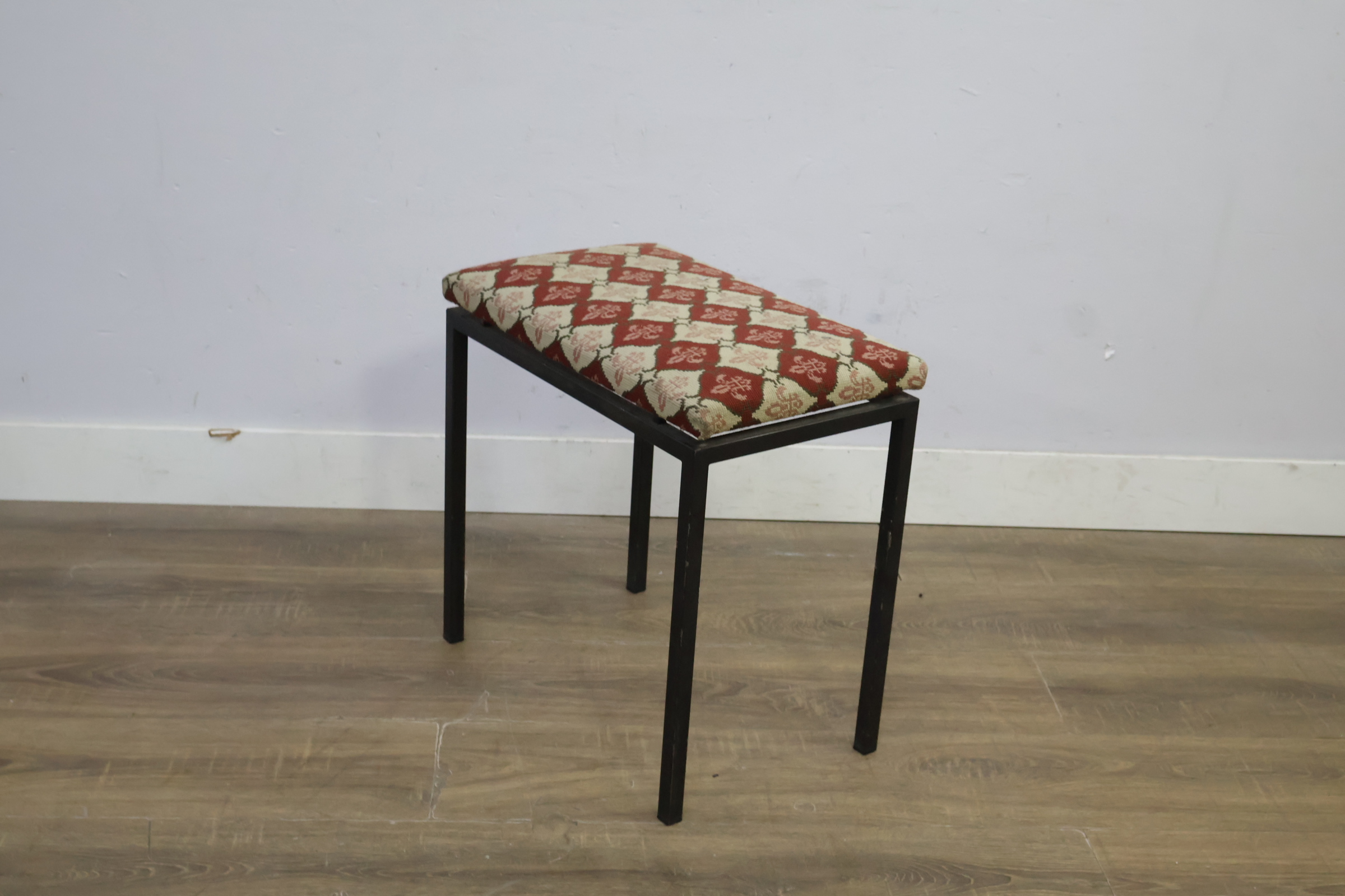 Hocker met patroon bekleed zitvlak – foto 9 – kavel bij GSD Auctions, Zoeterwoude