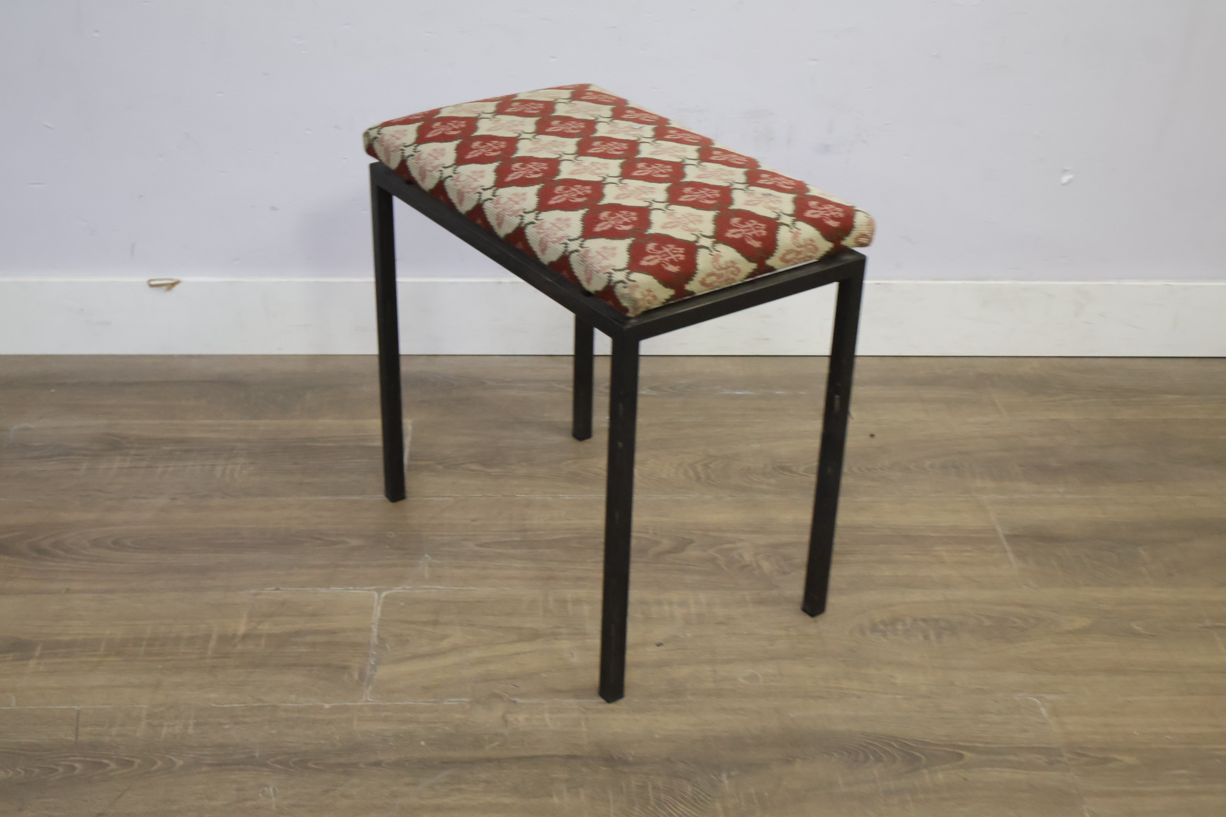 Hocker met patroon bekleed zitvlak – foto 10 – kavel bij GSD Auctions, Zoeterwoude