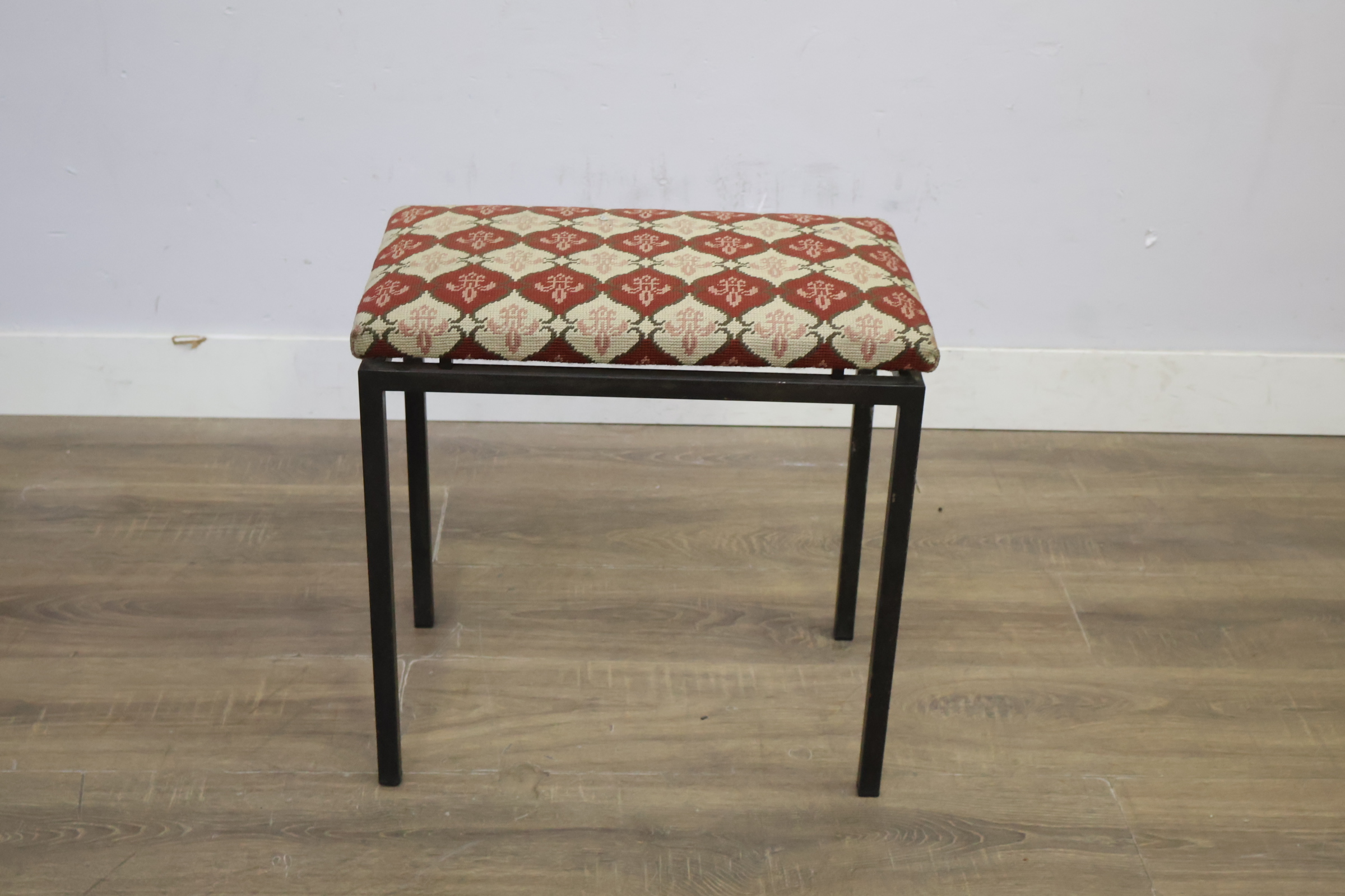 Hocker met patroon bekleed zitvlak – foto 11 – kavel bij GSD Auctions, Zoeterwoude