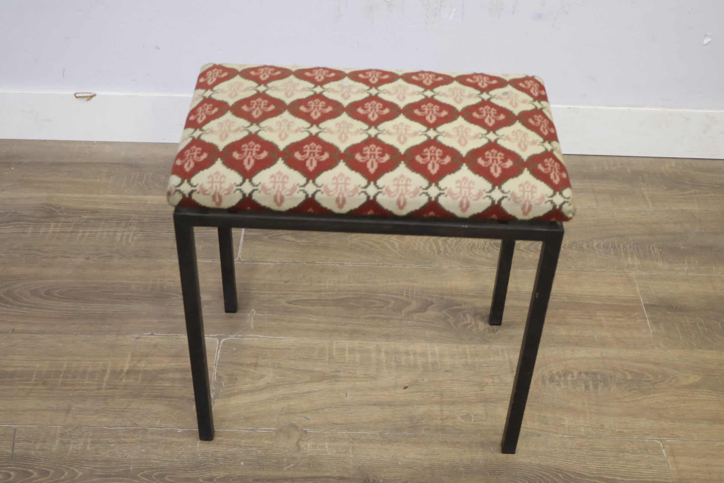 Hocker met patroon bekleed zitvlak – foto 12 – kavel bij GSD Auctions, Zoeterwoude