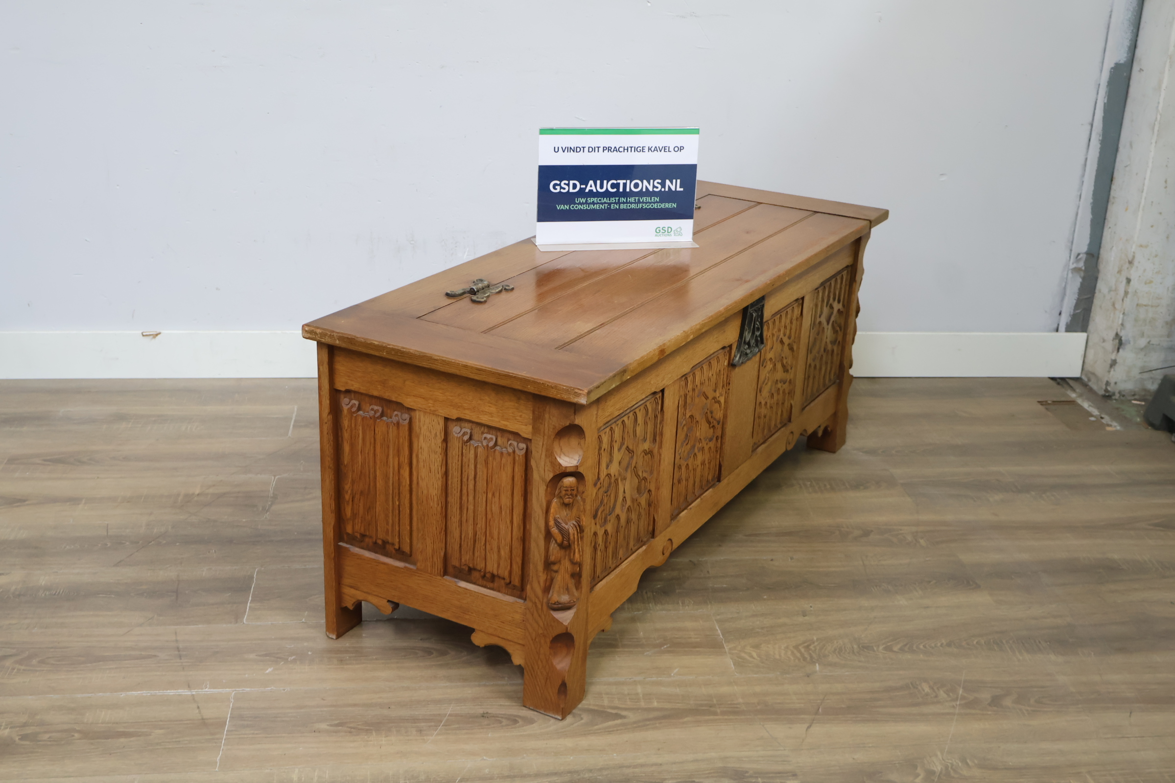 Houten kist met houtsnijwerk en metalen beslag – foto 2 – kavel bij GSD Auctions, Zoeterwoude