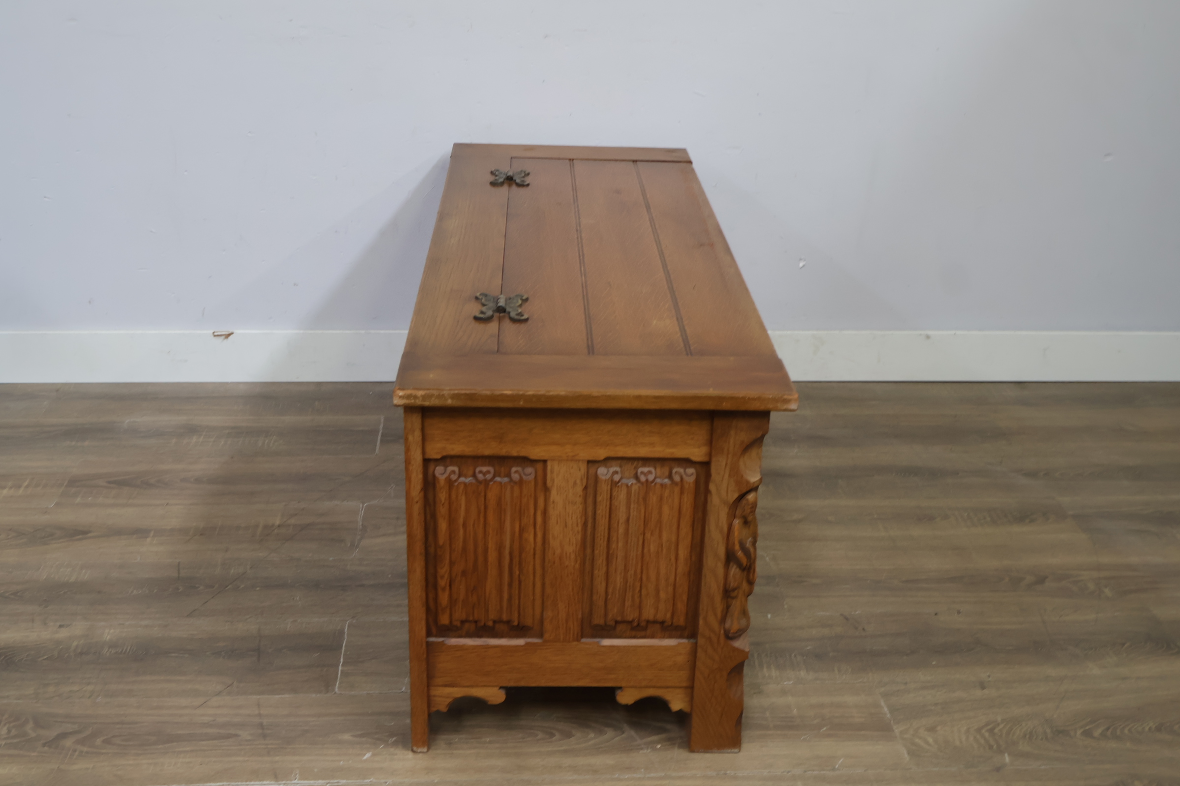 Houten kist met houtsnijwerk en metalen beslag – foto 3 – kavel bij GSD Auctions, Zoeterwoude