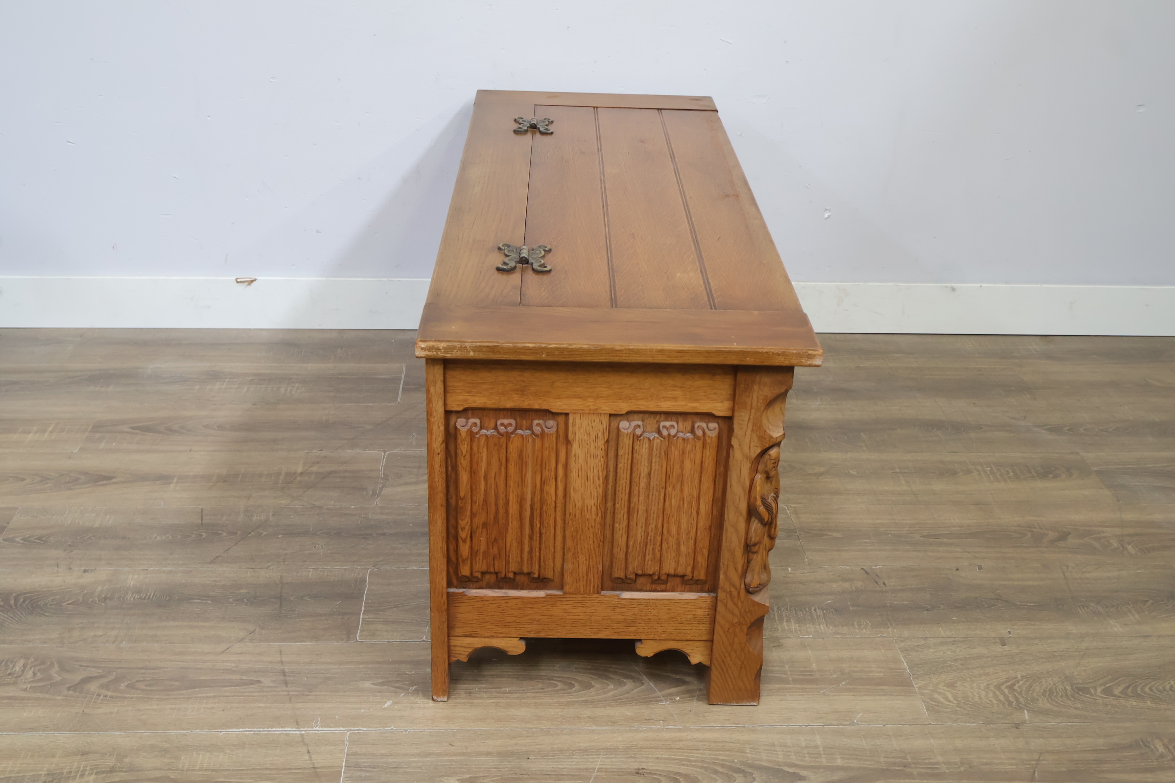 Houten kist met houtsnijwerk en metalen beslag – foto 4 – kavel bij GSD Auctions, Zoeterwoude