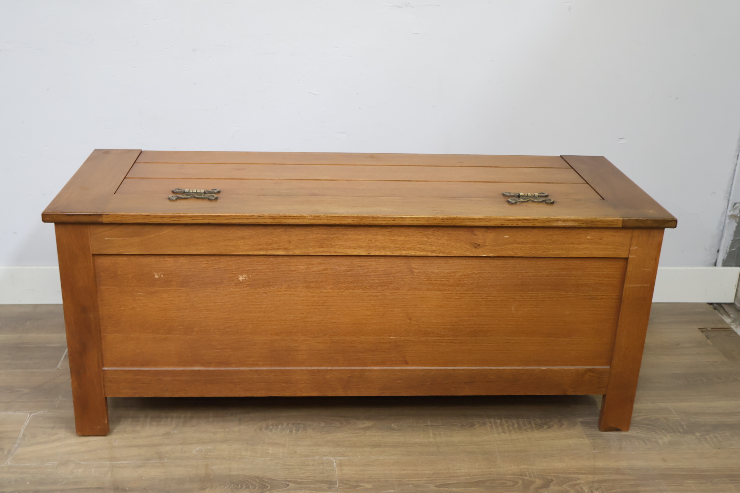 Houten kist met houtsnijwerk en metalen beslag – foto 5 – kavel bij GSD Auctions, Zoeterwoude