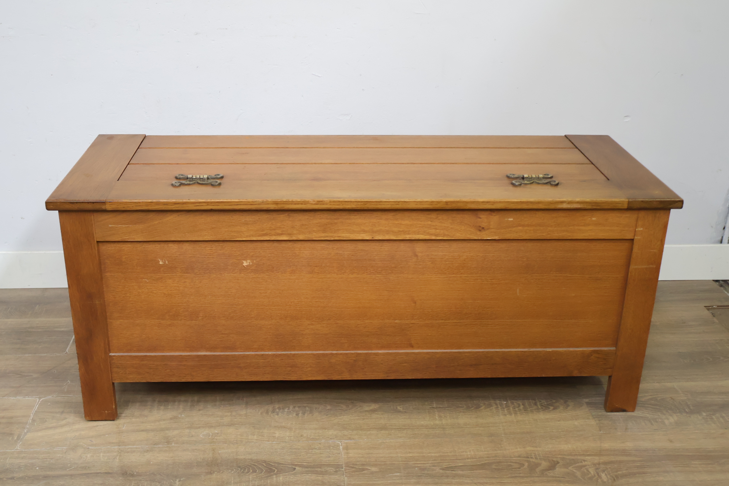 Houten kist met houtsnijwerk en metalen beslag – foto 6 – kavel bij GSD Auctions, Zoeterwoude