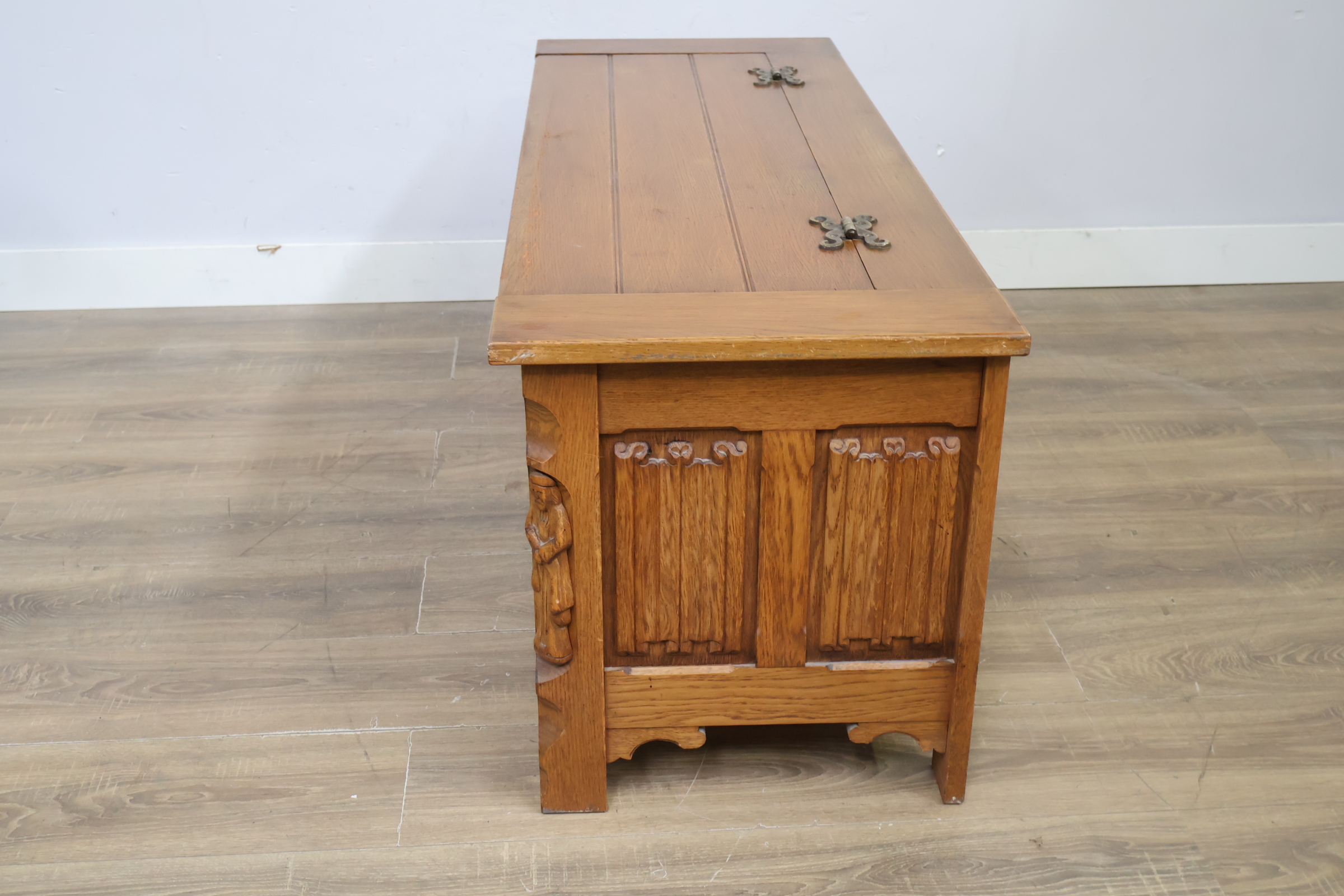 Houten kist met houtsnijwerk en metalen beslag – foto 7 – kavel bij GSD Auctions, Zoeterwoude