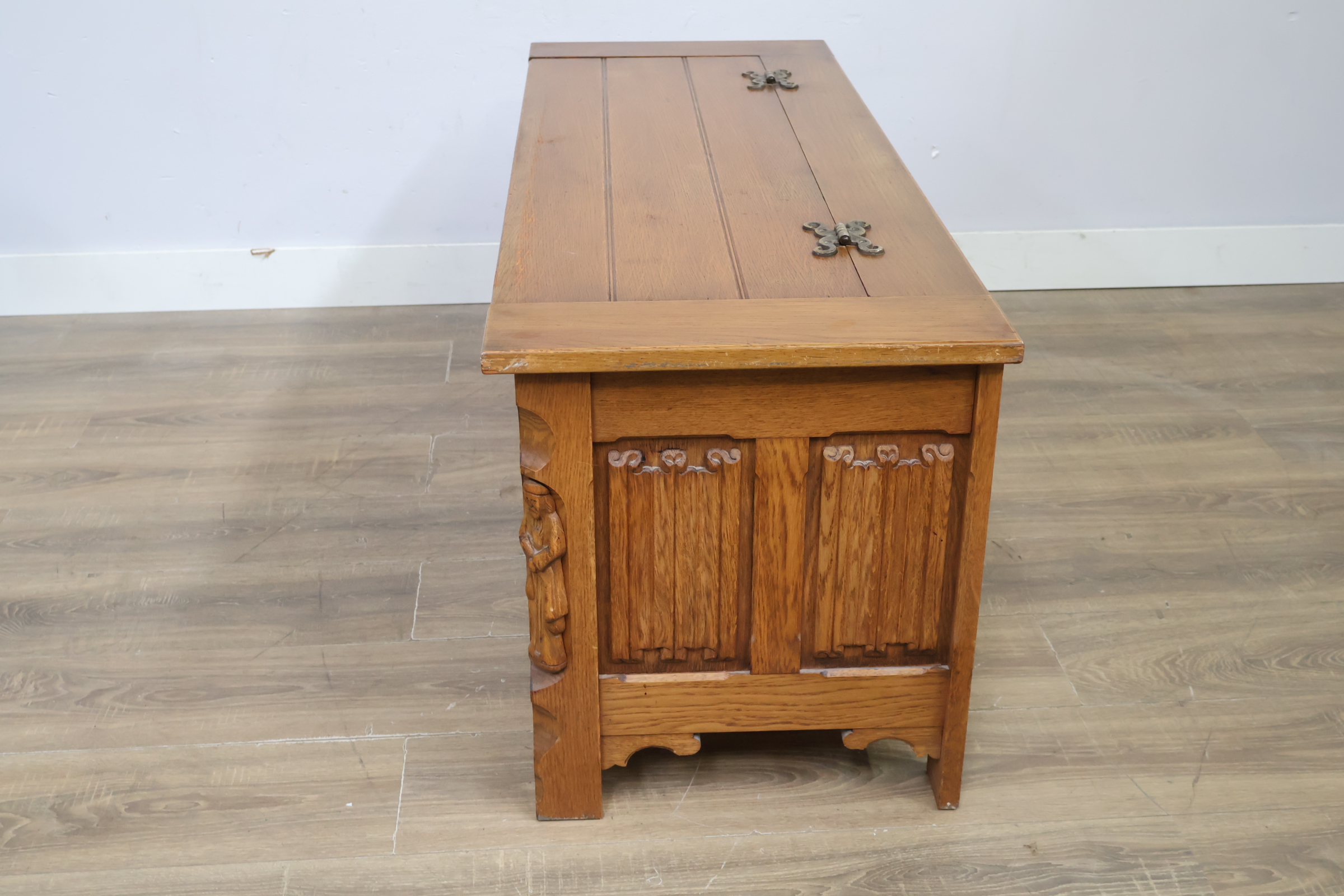 Houten kist met houtsnijwerk en metalen beslag – foto 8 – kavel bij GSD Auctions, Zoeterwoude