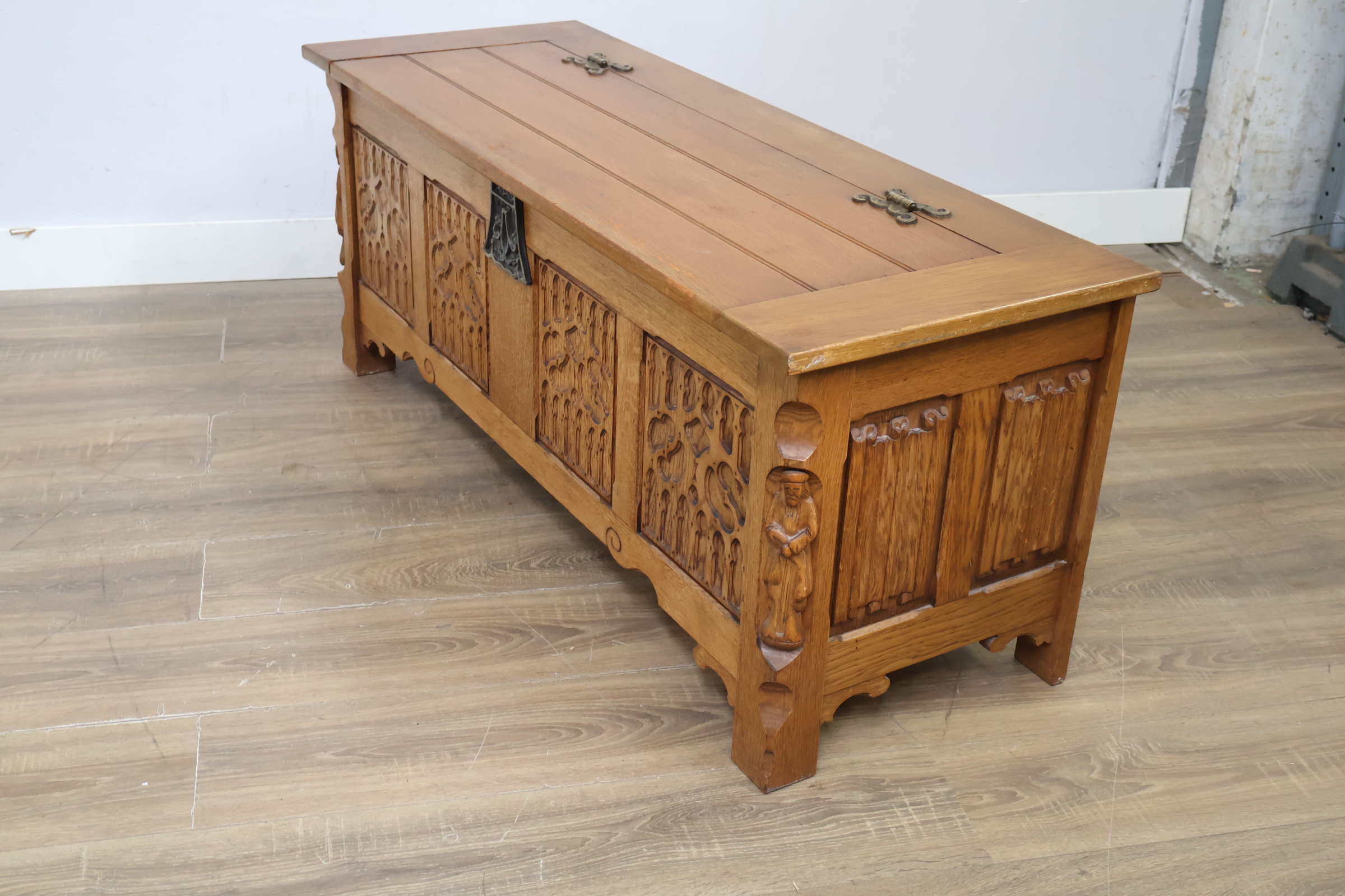 Houten kist met houtsnijwerk en metalen beslag – foto 9 – kavel bij GSD Auctions, Zoeterwoude