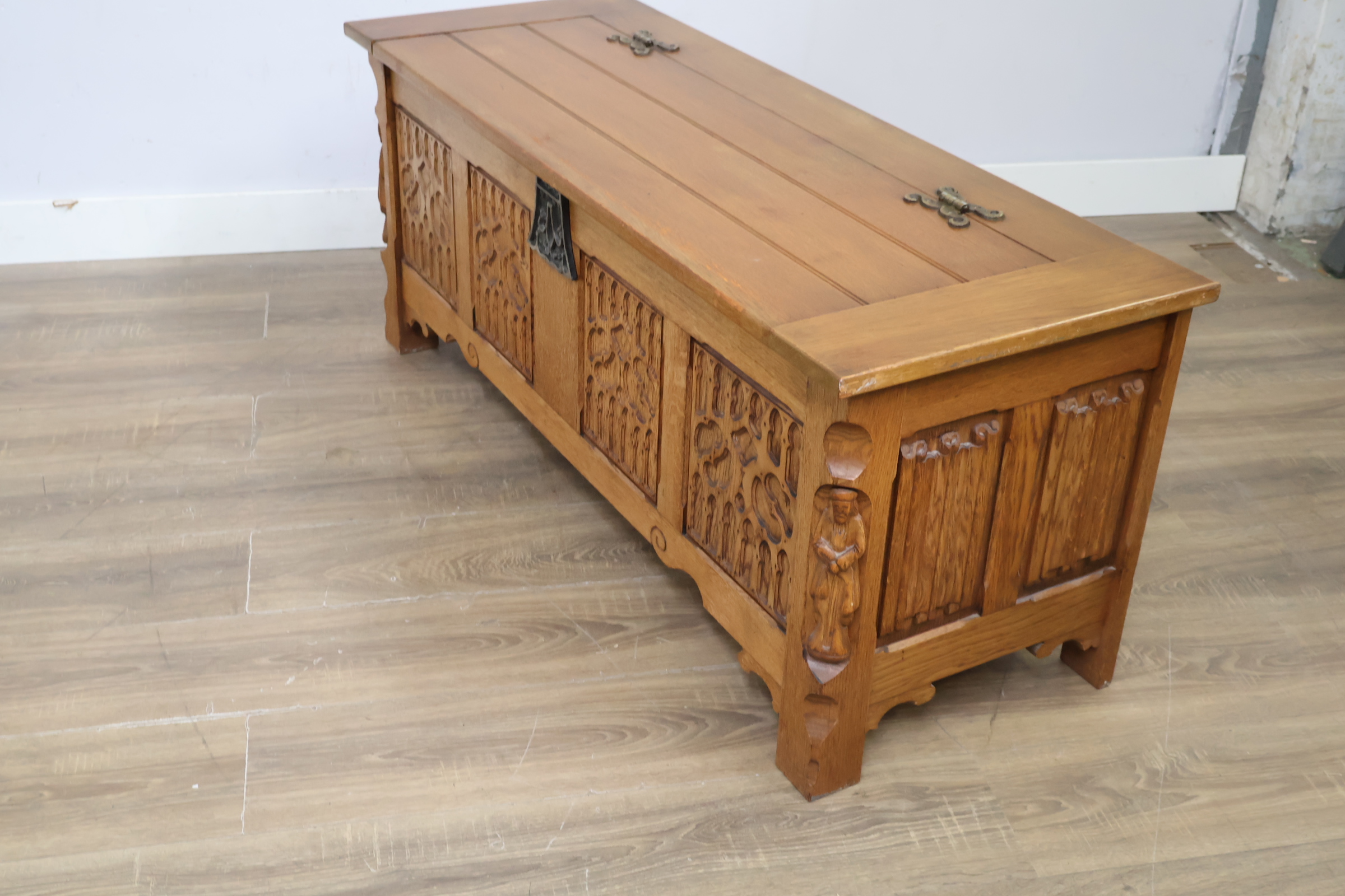 Houten kist met houtsnijwerk en metalen beslag – foto 10 – kavel bij GSD Auctions, Zoeterwoude