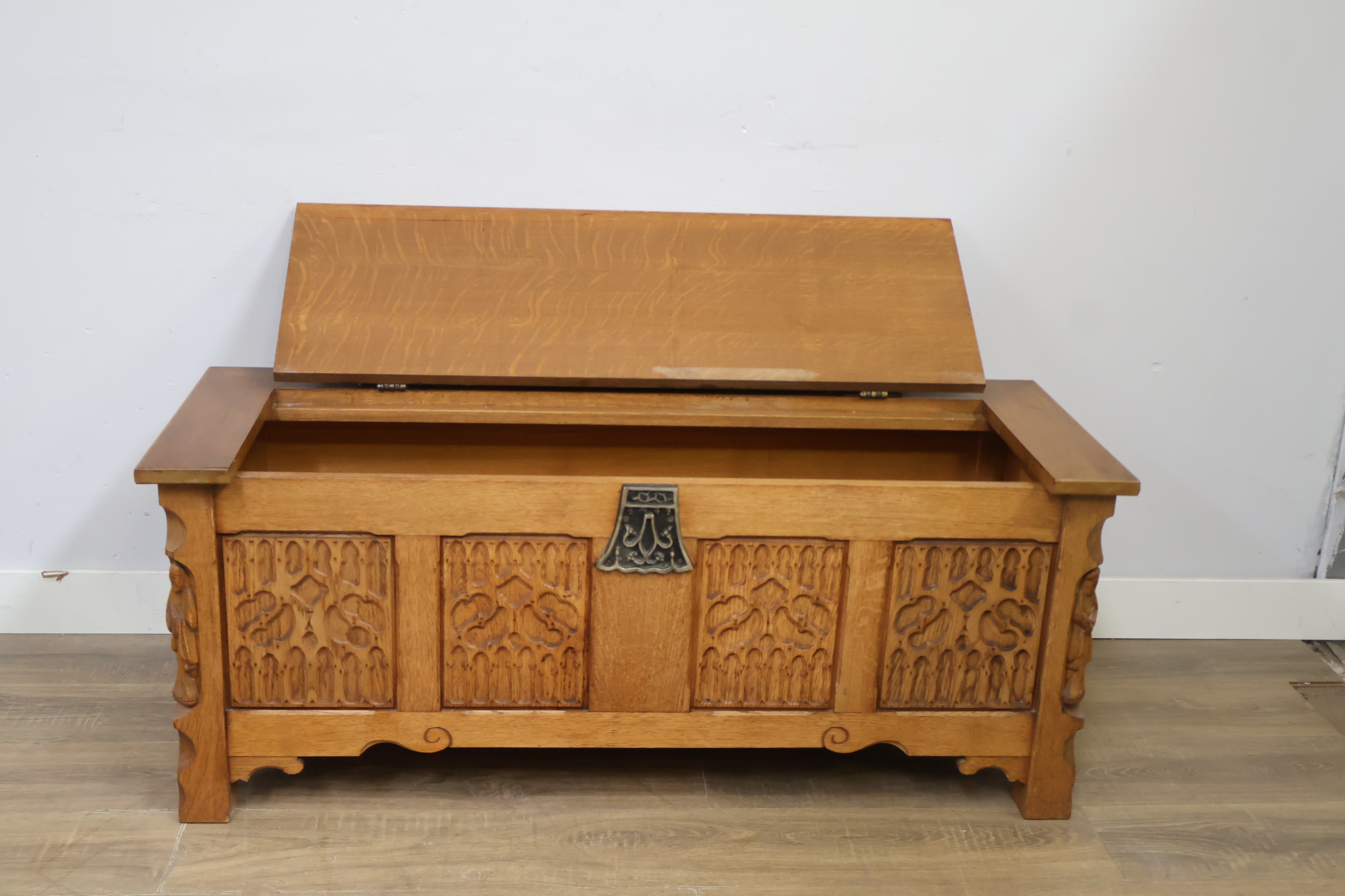 Houten kist met houtsnijwerk en metalen beslag – foto 11 – kavel bij GSD Auctions, Zoeterwoude