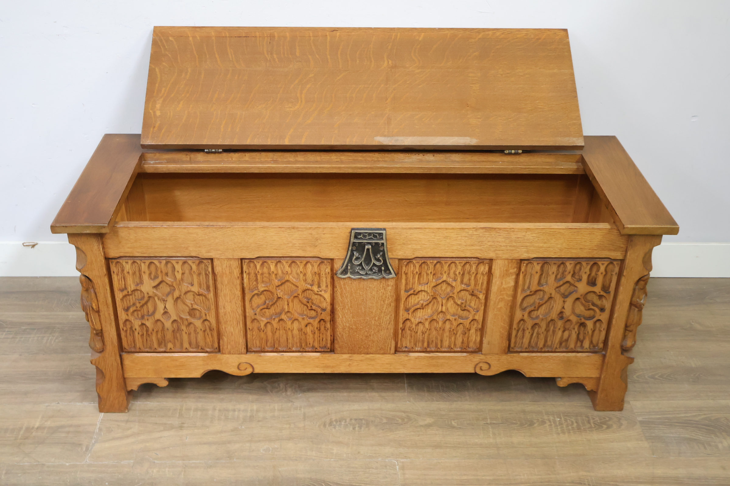 Houten kist met houtsnijwerk en metalen beslag – foto 12 – kavel bij GSD Auctions, Zoeterwoude