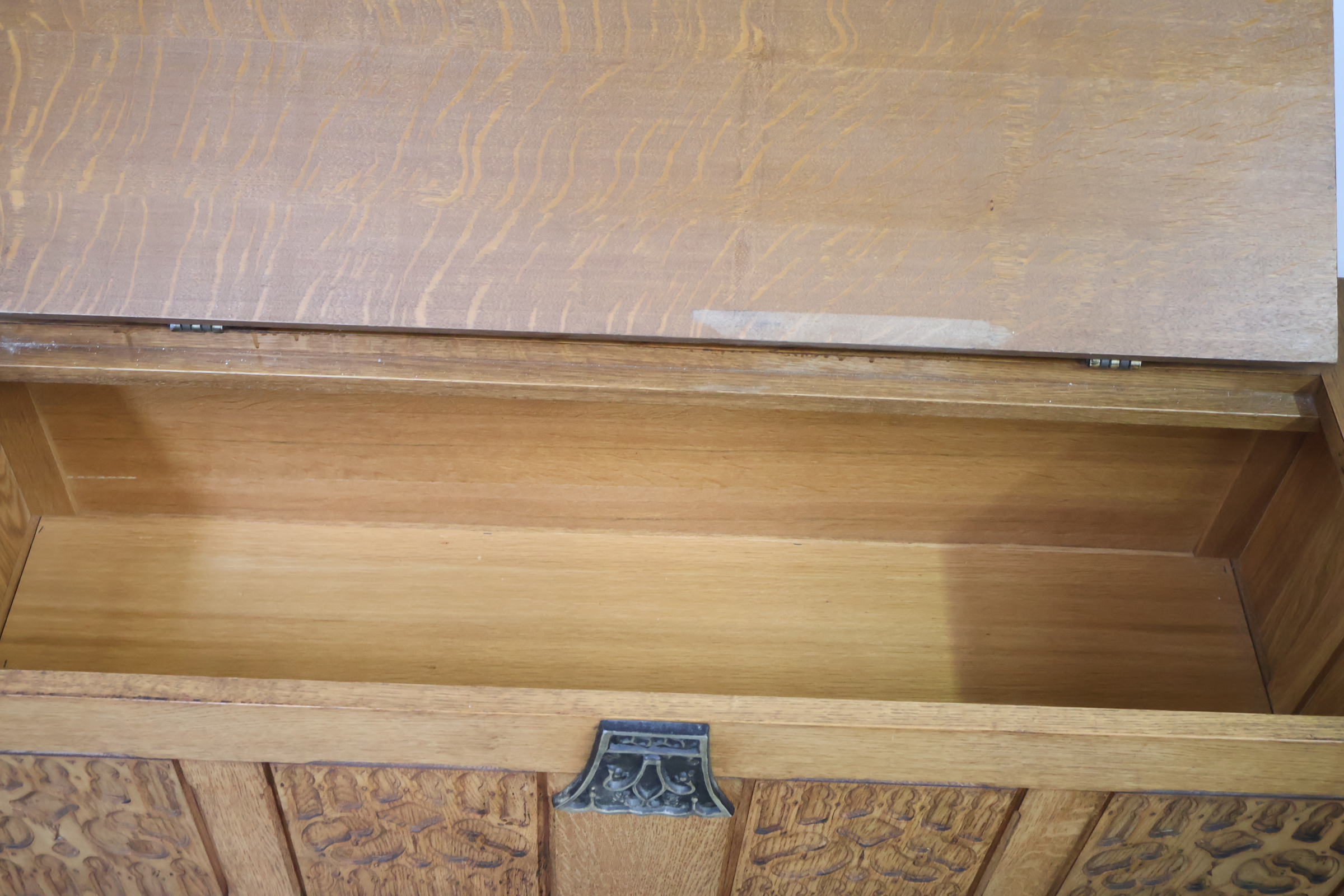 Houten kist met houtsnijwerk en metalen beslag – foto 13 – kavel bij GSD Auctions, Zoeterwoude