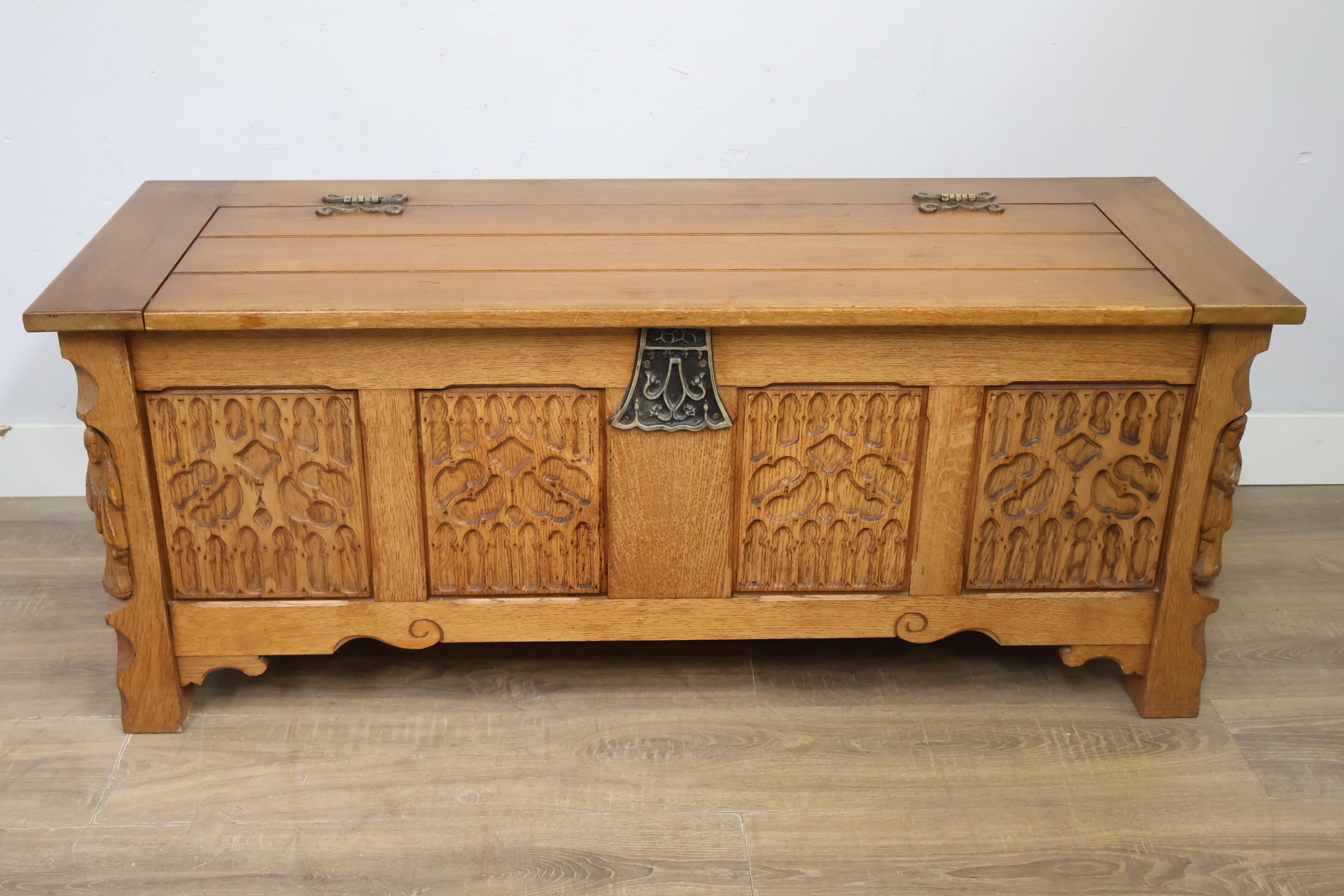 Houten kist met houtsnijwerk en metalen beslag – foto 14 – kavel bij GSD Auctions, Zoeterwoude