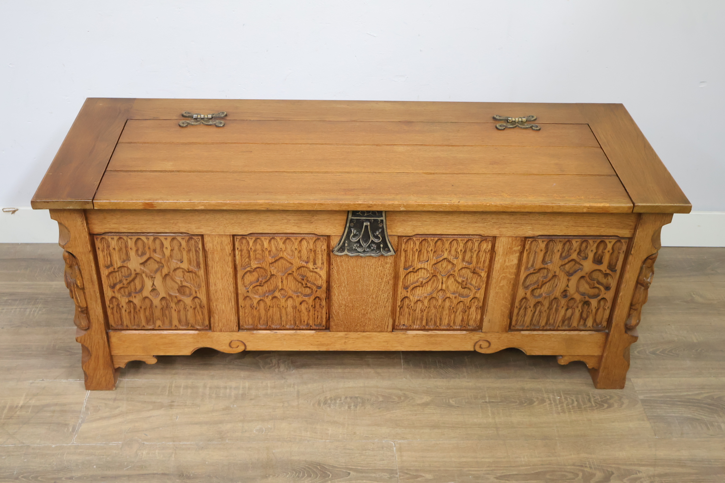 Houten kist met houtsnijwerk en metalen beslag – foto 15 – kavel bij GSD Auctions, Zoeterwoude