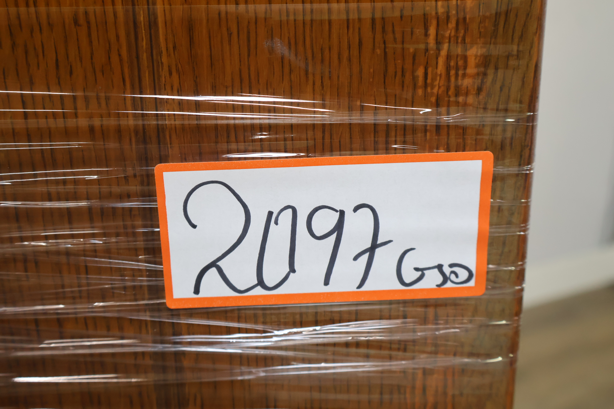 Houten kist met houtsnijwerk en metalen beslag – foto 19 – kavel bij GSD Auctions, Zoeterwoude