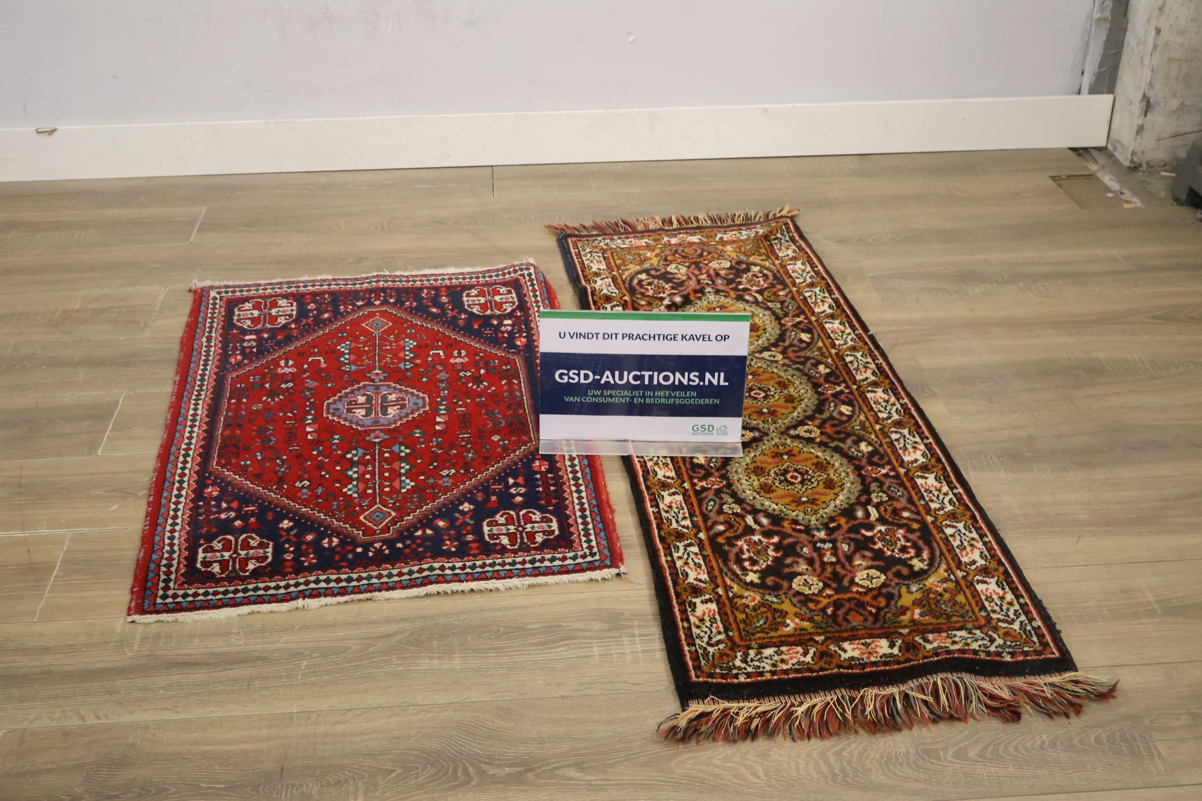 Set van twee decoratieve vloerkleden – foto 2 – kavel bij GSD Auctions, Zoeterwoude