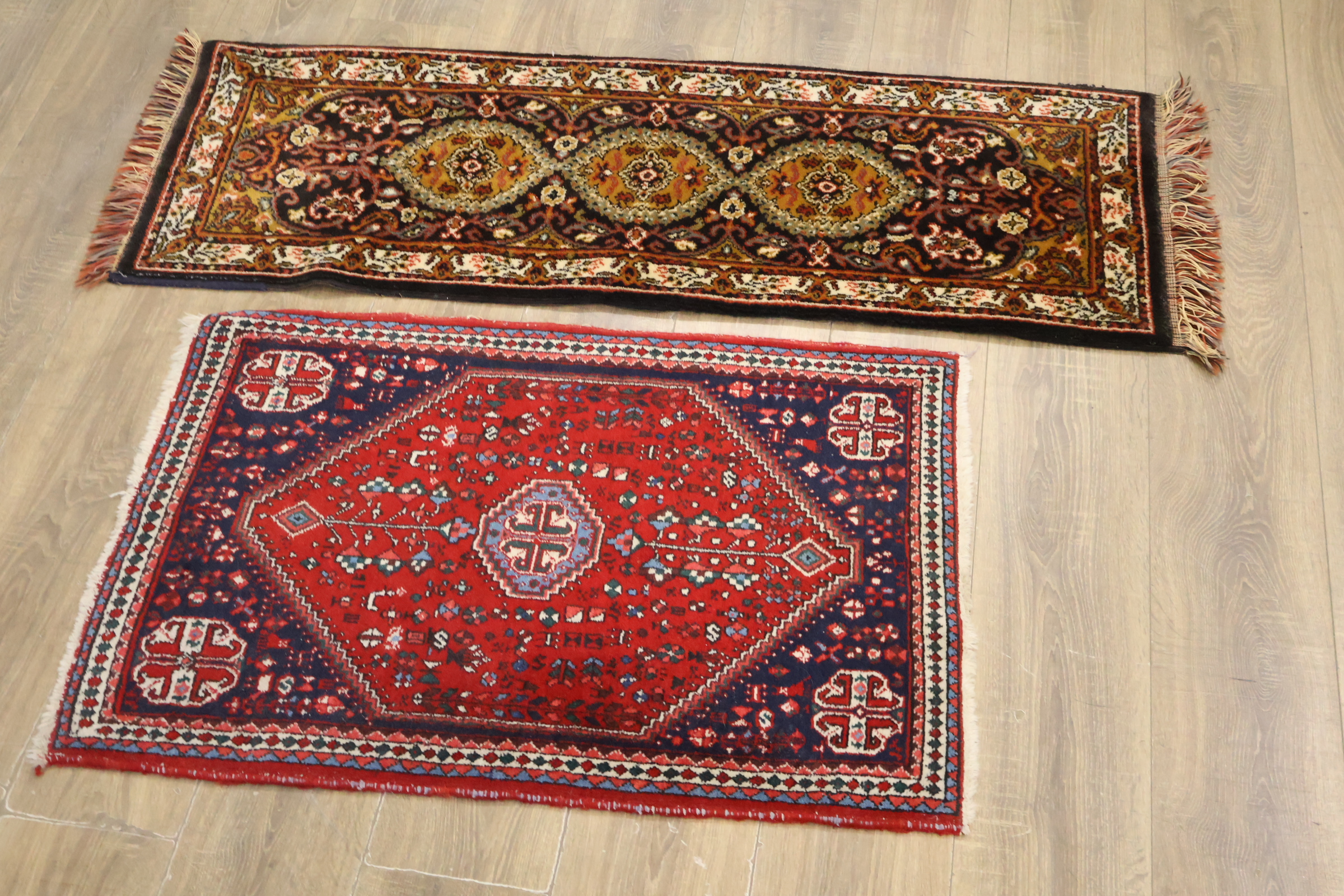 Set van twee decoratieve vloerkleden – foto 3 – kavel bij GSD Auctions, Zoeterwoude