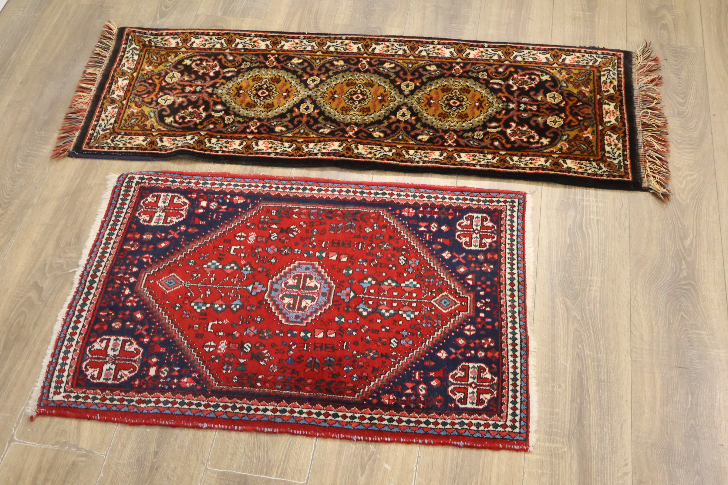 Set van twee decoratieve vloerkleden – foto 4 – kavel bij GSD Auctions, Zoeterwoude